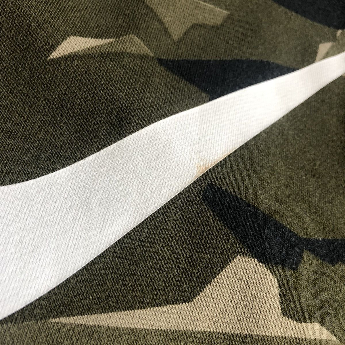 Nike Vintage Nike Big Logo Swoosh Camo Print Sweat Shorts Size M Size US 32 / EU 48 - 5 Thumbnail
