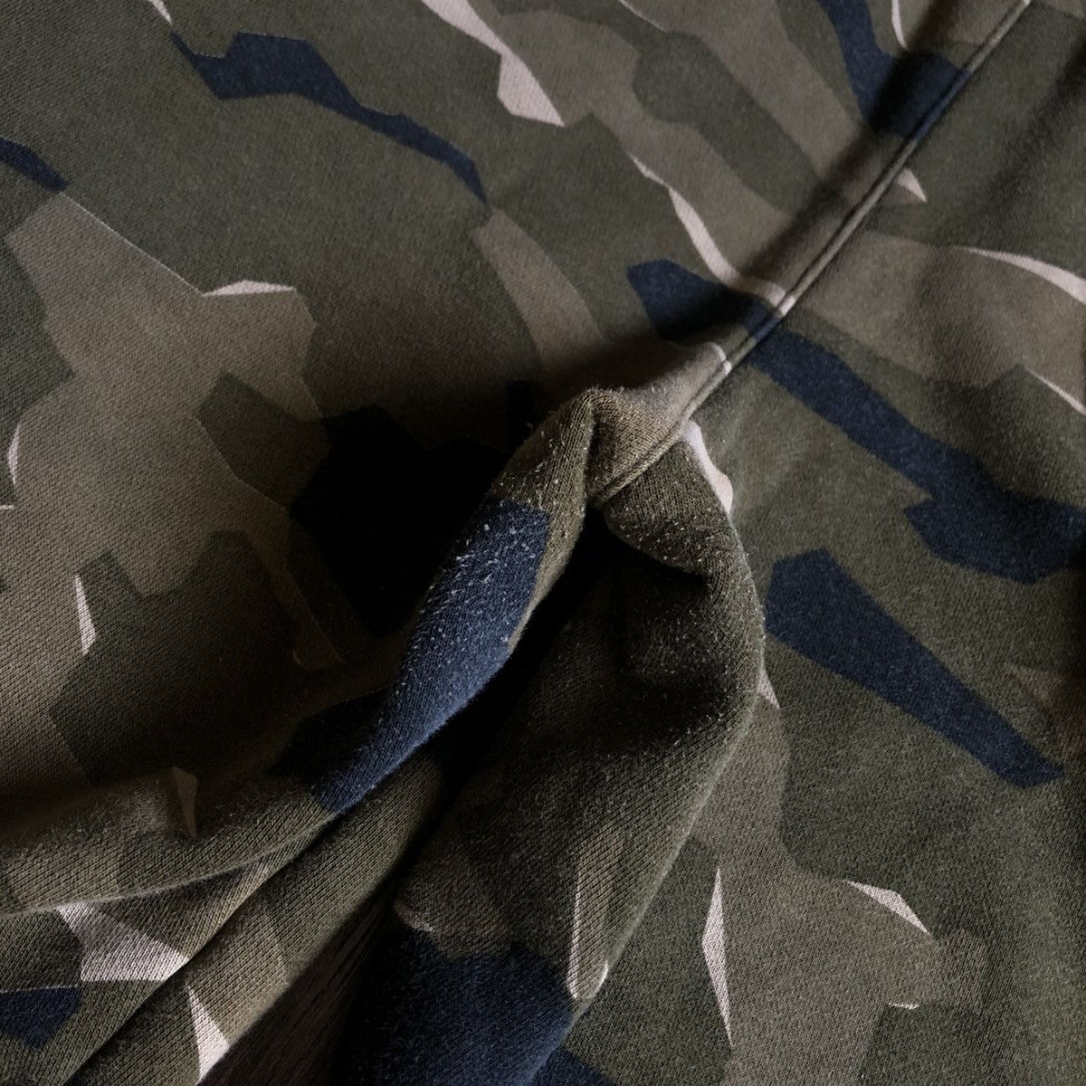 Nike Vintage Nike Big Logo Swoosh Camo Print Sweat Shorts Size M Size US 32 / EU 48 - 7 Thumbnail