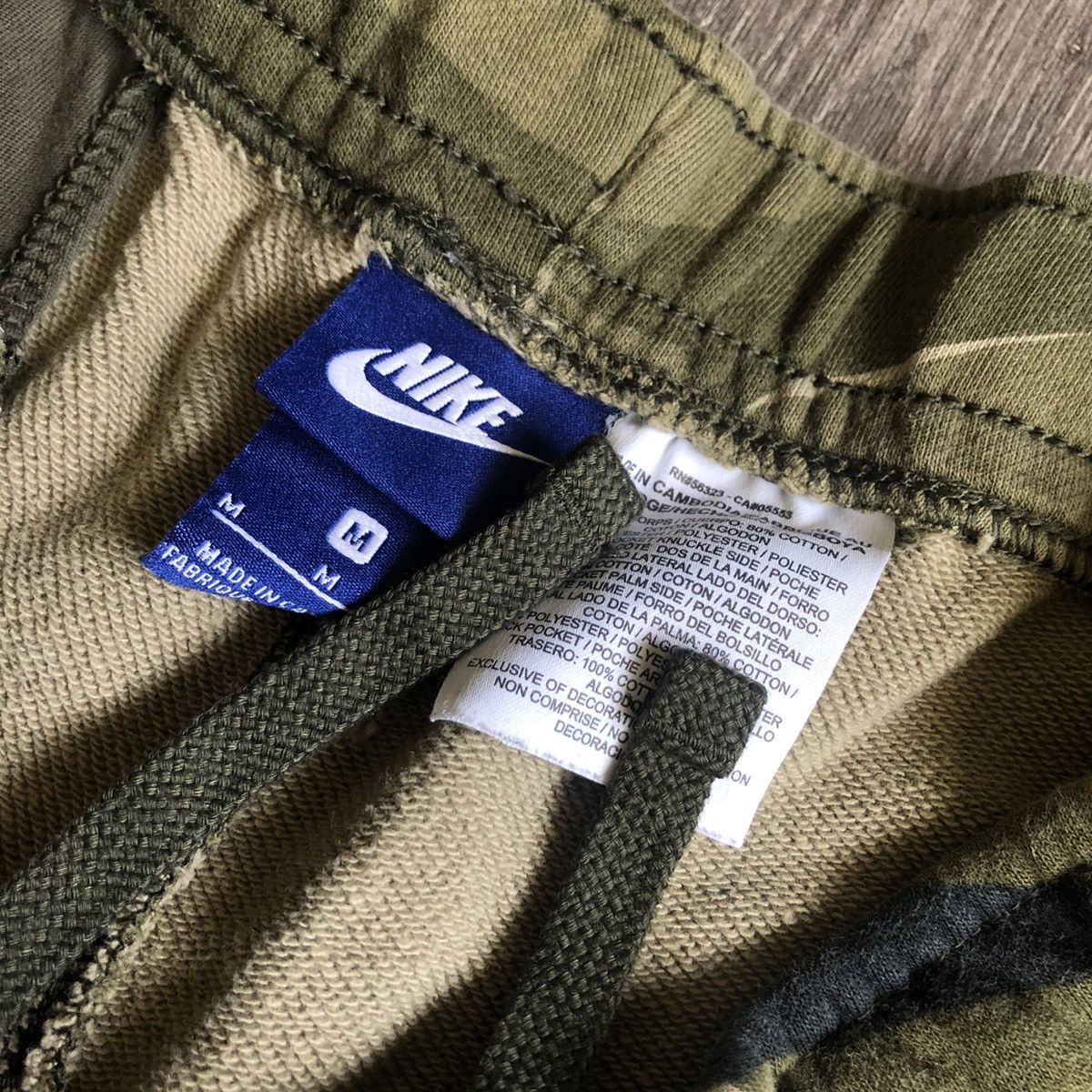Nike Vintage Nike Big Logo Swoosh Camo Print Sweat Shorts Size M Size US 32 / EU 48 - 4 Thumbnail