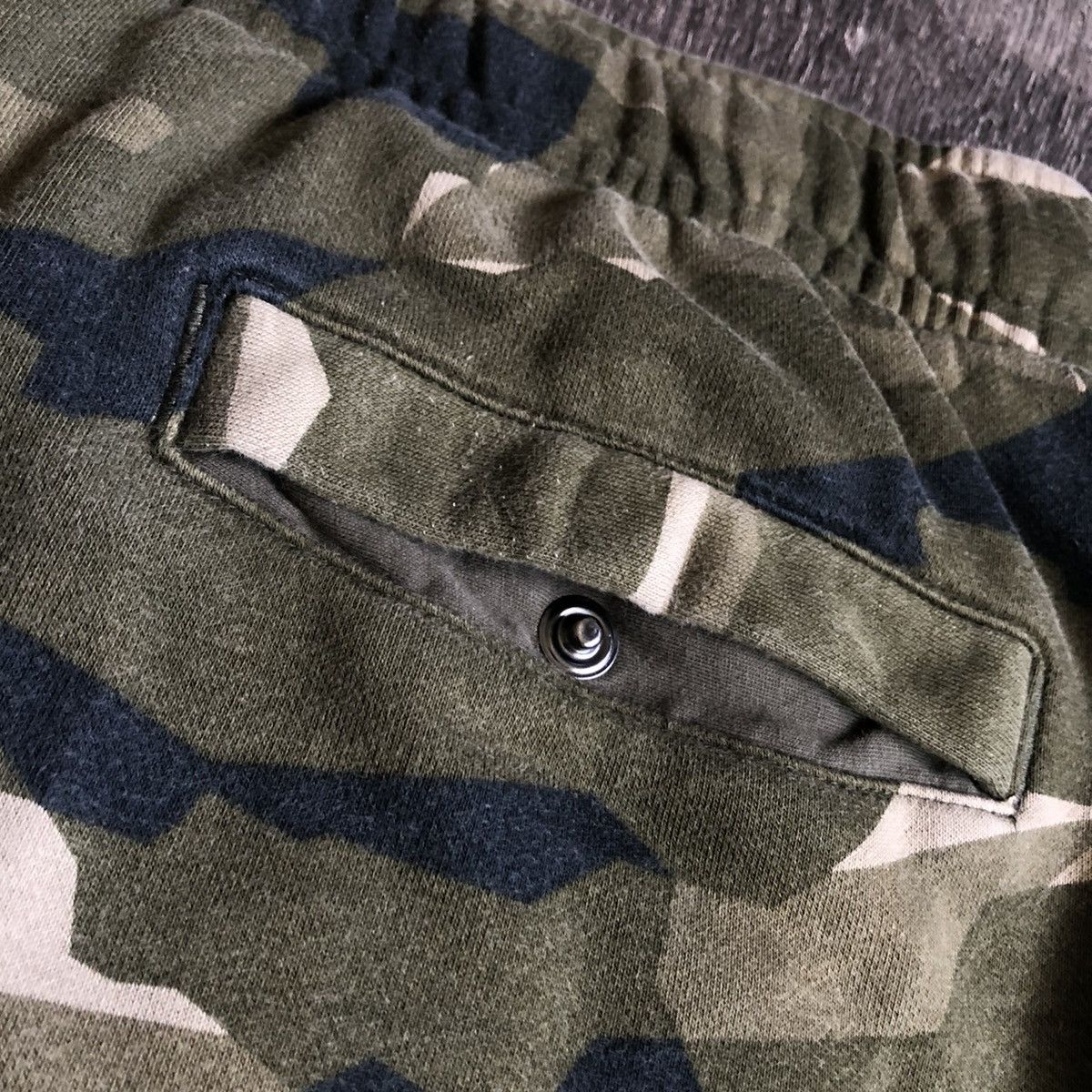 Nike Vintage Nike Big Logo Swoosh Camo Print Sweat Shorts Size M Size US 32 / EU 48 - 3 Thumbnail