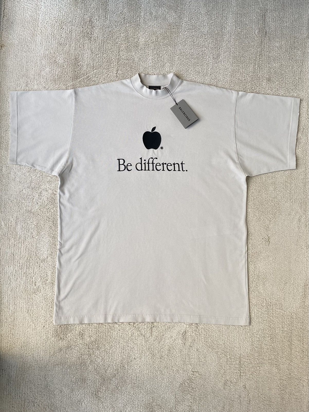 Balenciaga (NEW) Balenciaga Be Different Apple logo embroidered T