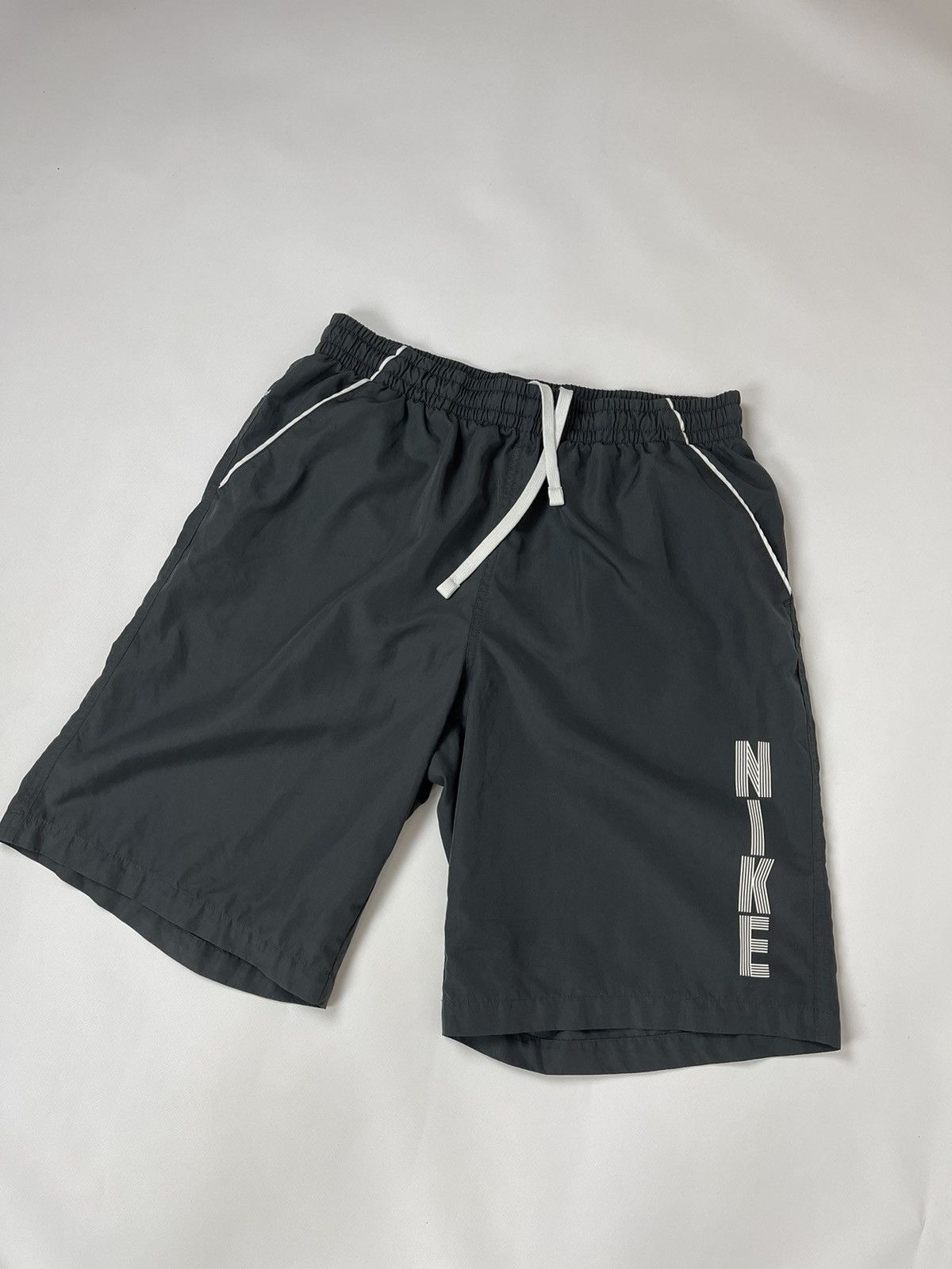 Nike Nike vintage y2k big logo nylon shorts Size US 34 / EU 50 - 2 Thumbnail