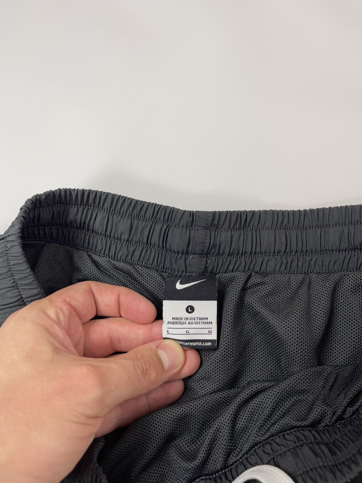 Nike Nike vintage y2k big logo nylon shorts Size US 34 / EU 50 - 6 Thumbnail