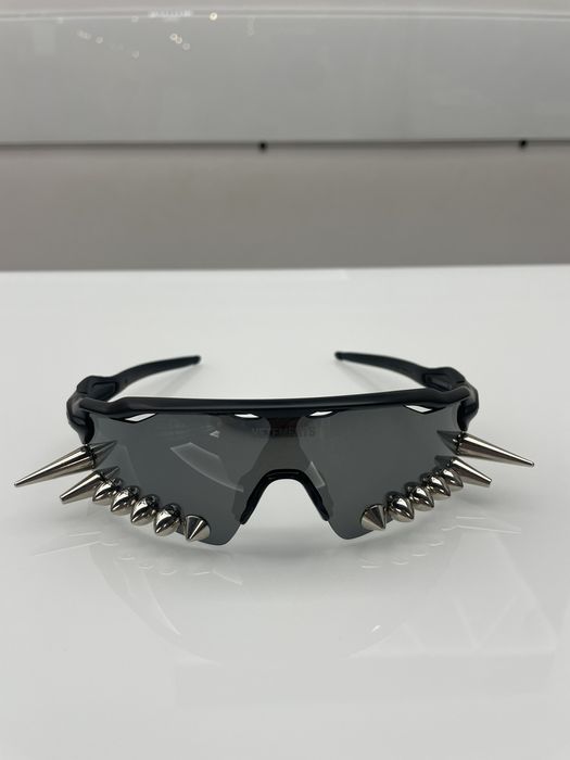 Vetements x oakley hot sale spikes 400 sunglasses