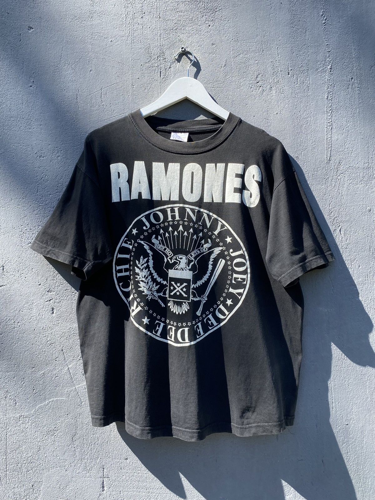 Band Tees Vintage 90s RAMONES Faded Band T Shirt Size US M / EU 48-50 / 2 - 1 Thumbnail