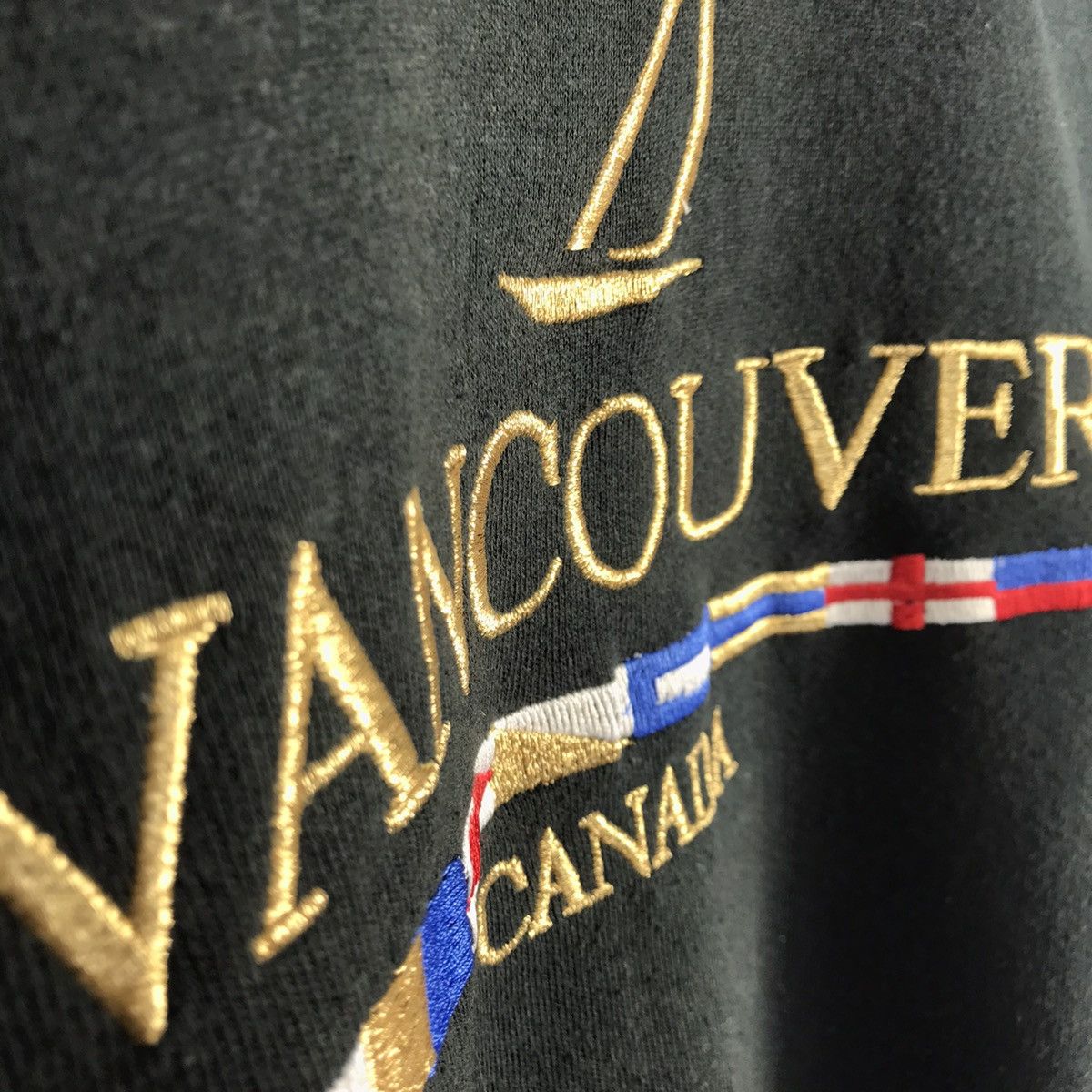 Fruit Of The Loom Vintage 90s Vancouver Canada Spellout Embroidery Sweatshirt Size US L / EU 52-54 / 3 - 6 Thumbnail
