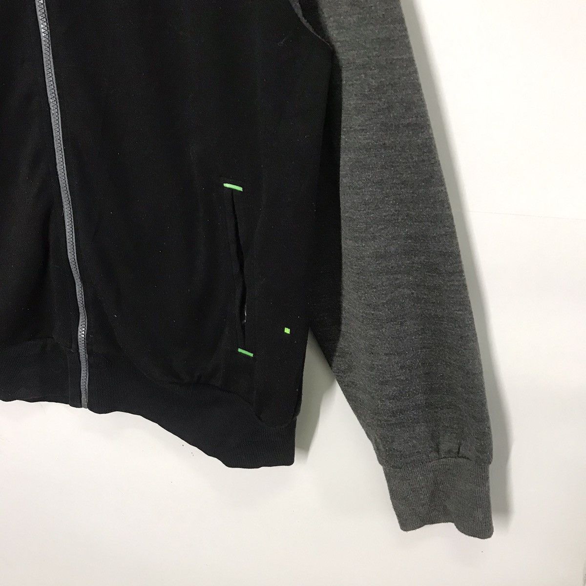 Hugo Boss Vintage Hugo Boss bomber zippier design Jacket Size US S / EU 44-46 / 1 - 3 Thumbnail