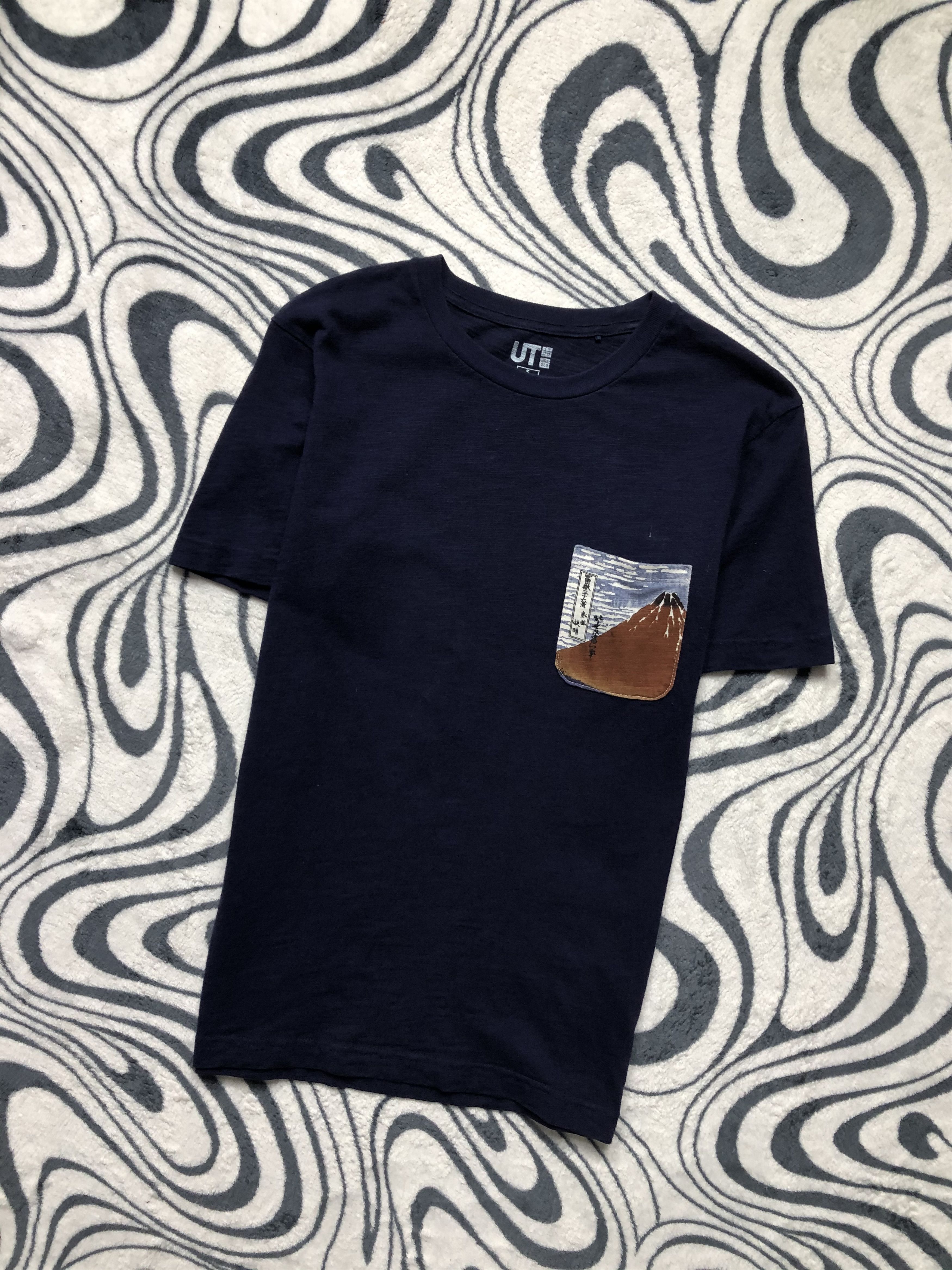 Japanese Brand × Uniqlo × Vintage Uniqlo UT x Hokusai Blue Graphic T-Shirt Tee Size US S / EU 44-46 / 1 - 1 Thumbnail