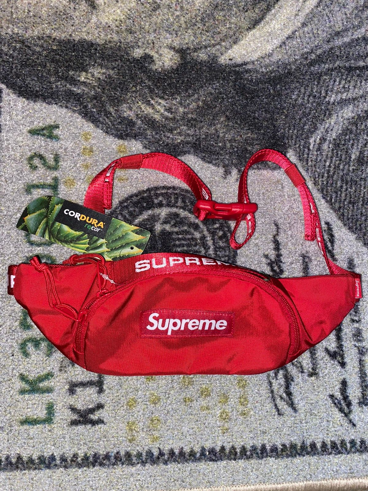 Supreme Supreme Small Waist Bag (FW22) Red