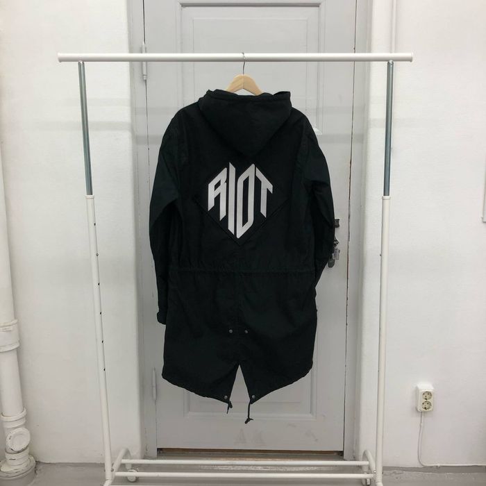 Supreme best sale riot parka