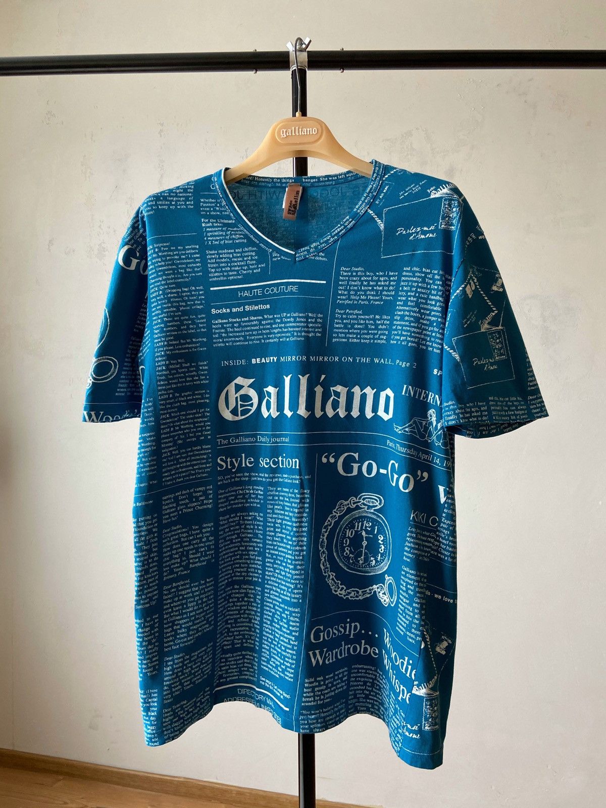 T-shirt Vintage John Galliano Gazette - Blanc, Taille S, Neuf Avec étiquettes, Col V, Manches Courtes