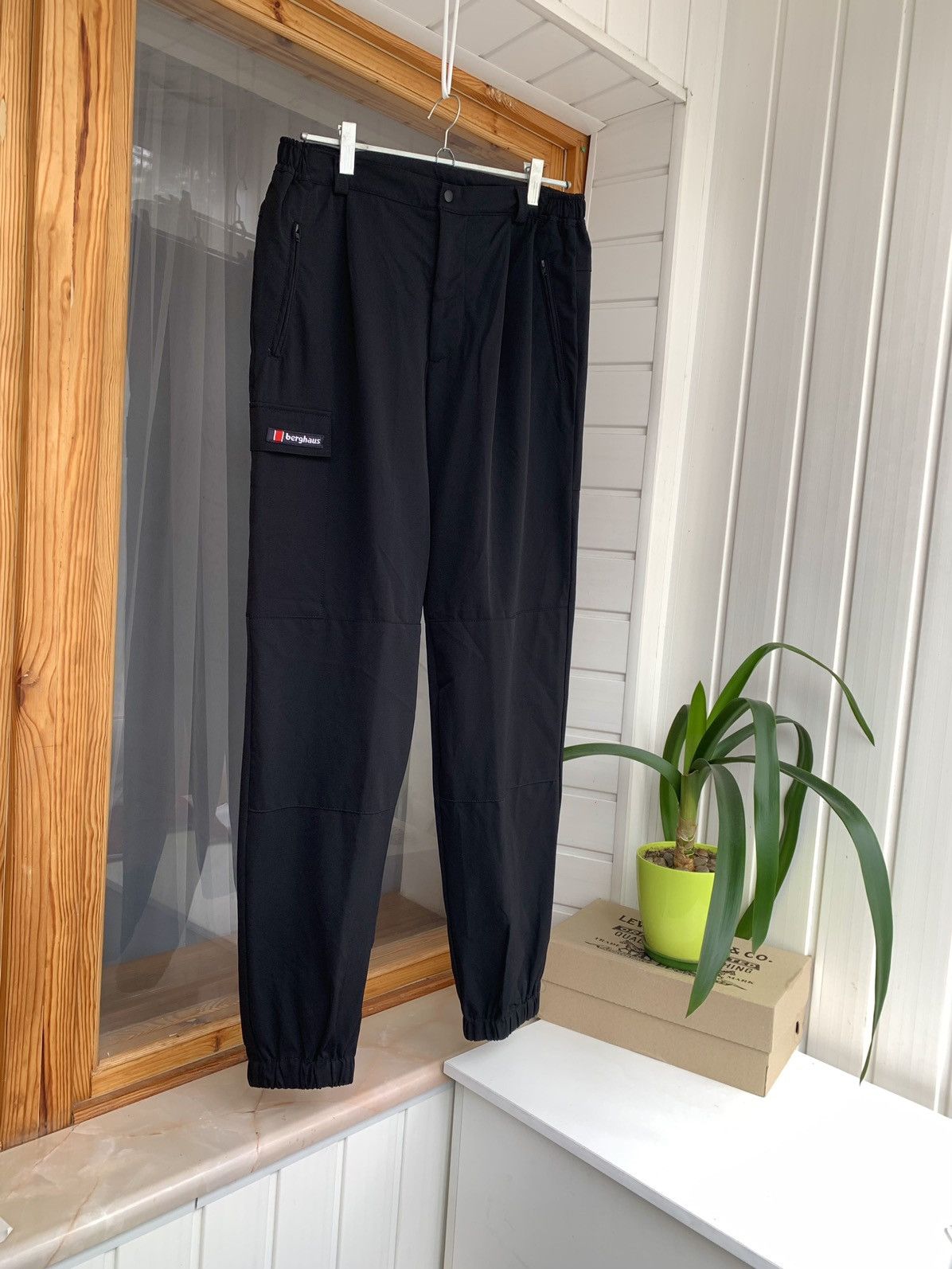 Vintage Berghaus Vintage Nylon Pants Mens Black Size 34 Size US 34 / EU 50 - 1 Thumbnail