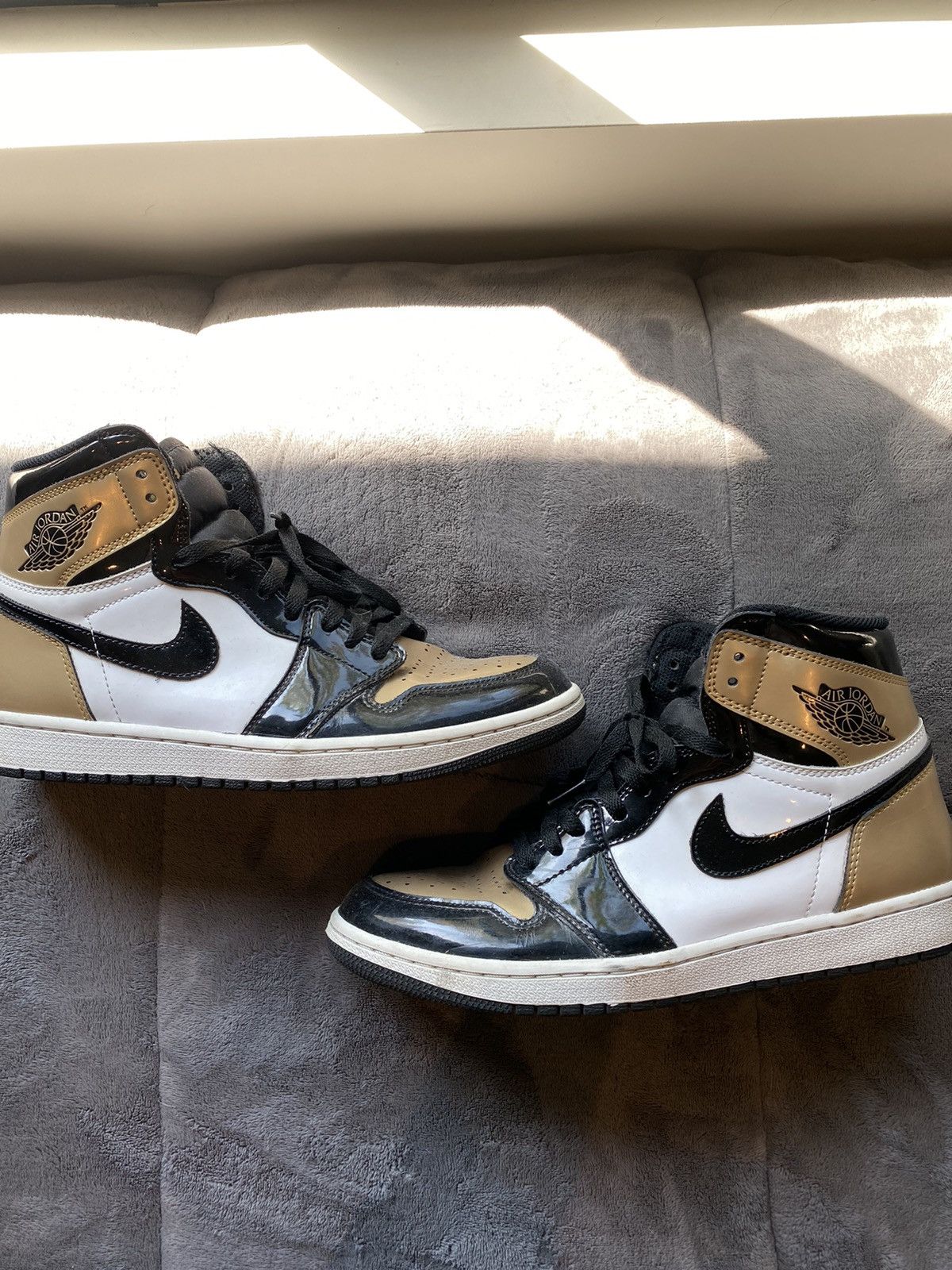 Jordan 1 High Gold Toe