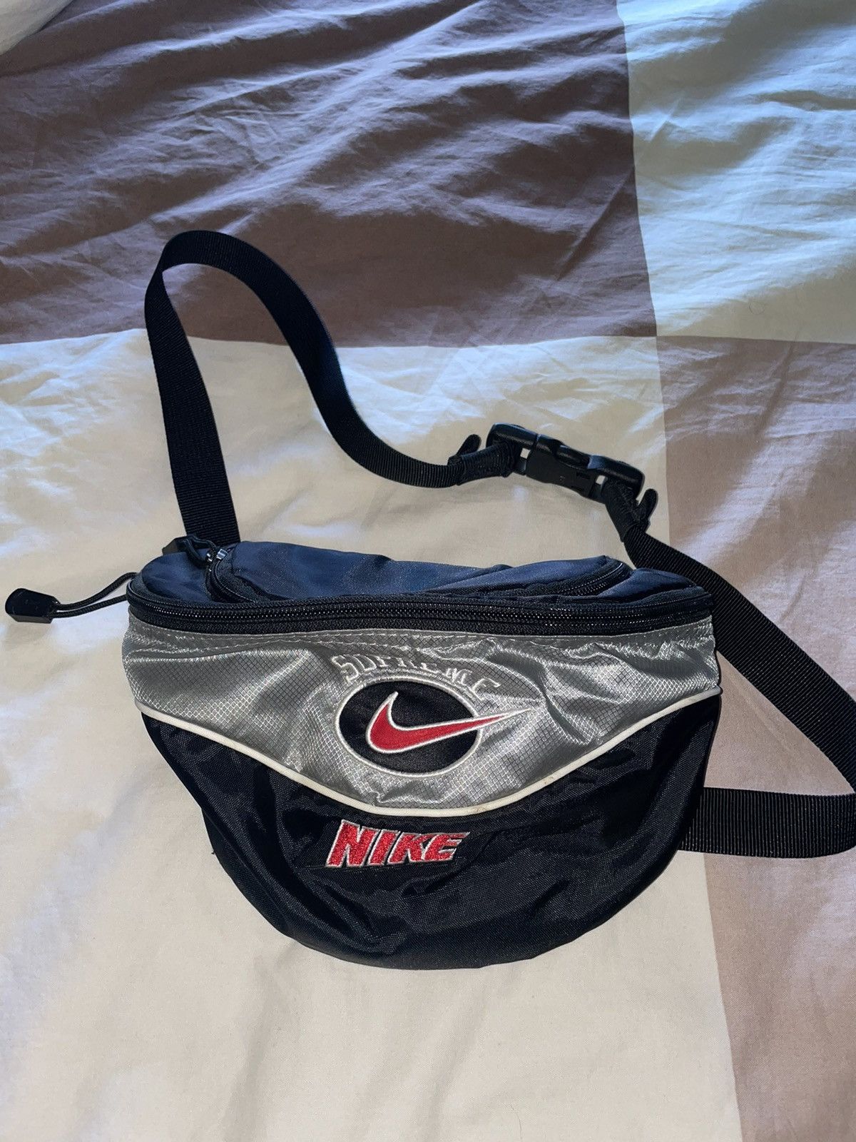 Supreme nike 2024 shoulder bag silver