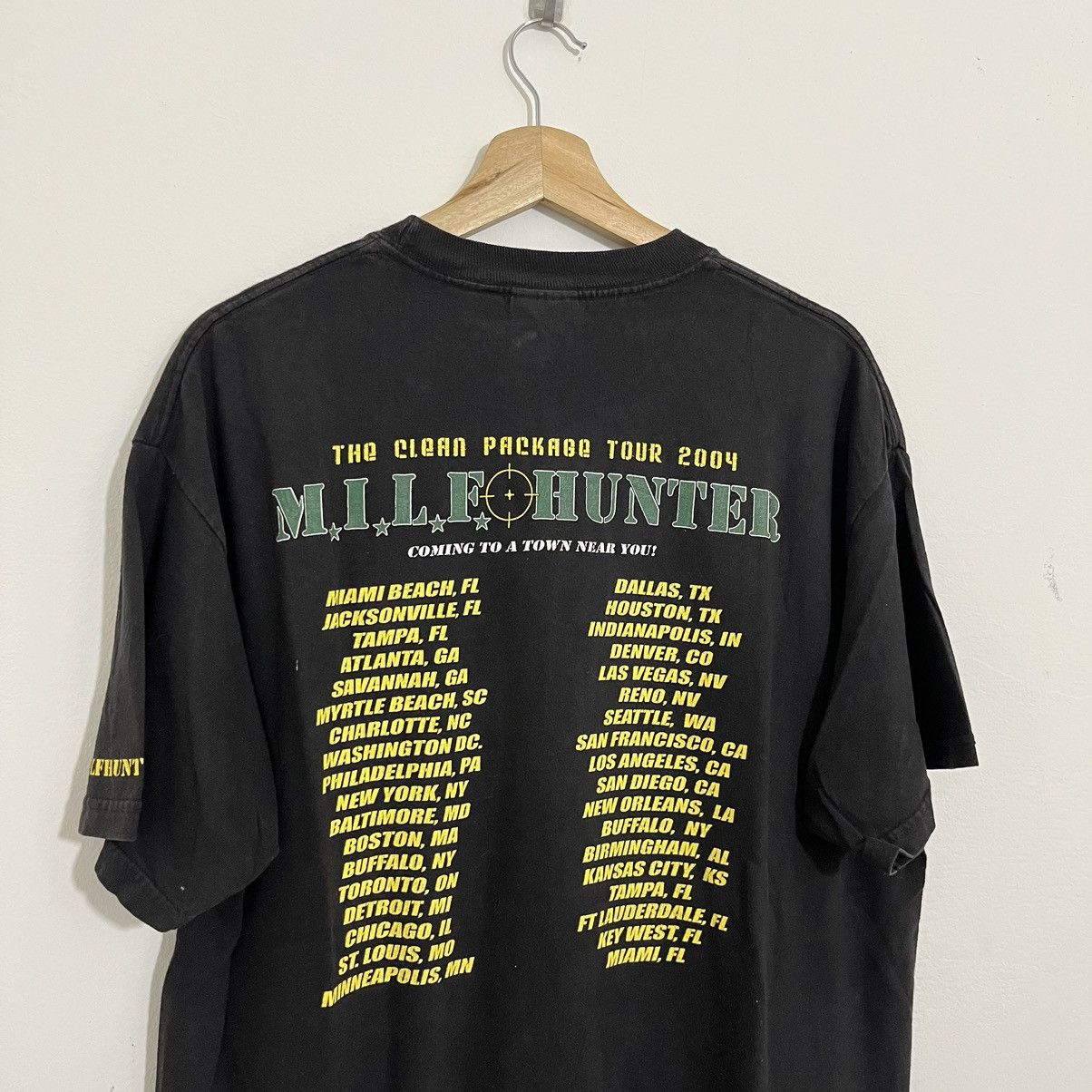 Band Tees × Vintage Vintage 2004 Milf Hunter The Clean Package Tour Tshirt Size US L / EU 52-54 / 3 - 7 Thumbnail