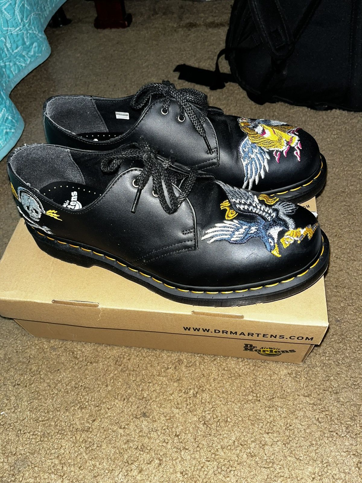 DR MARTENS EMBROIDERED SOUVENIR