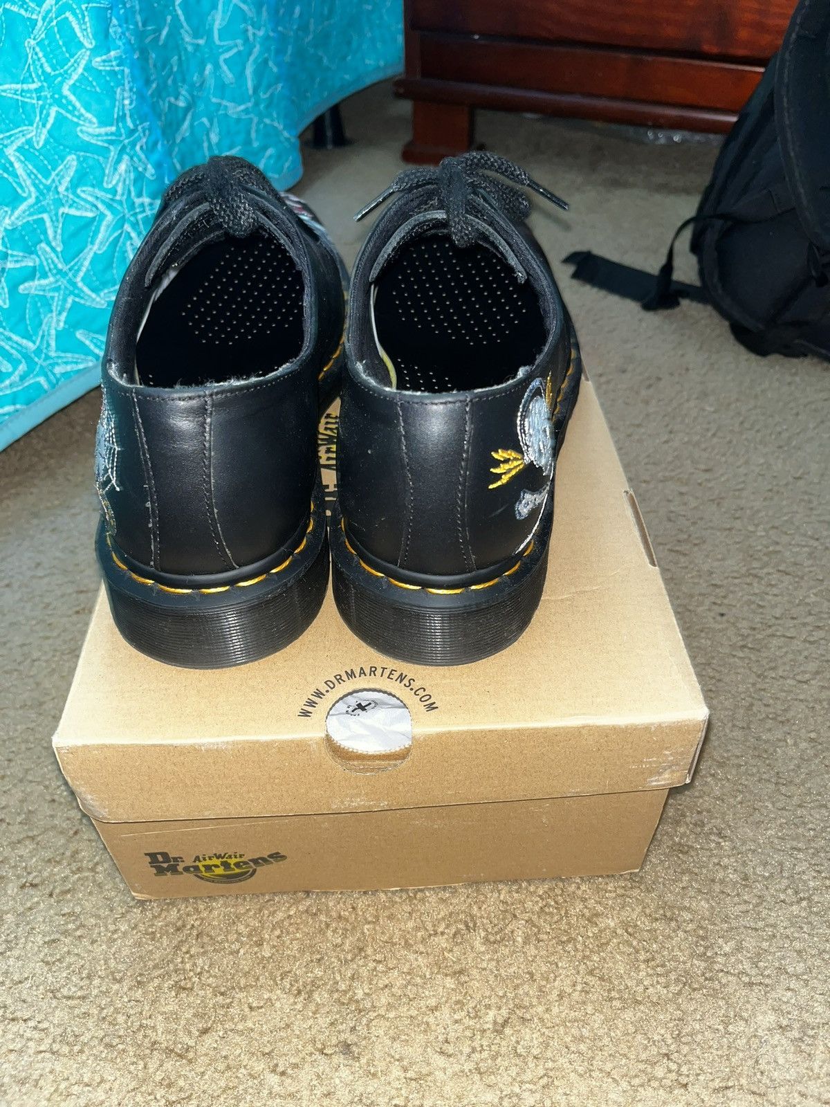 DR MARTENS EMBROIDERED SOUVENIR