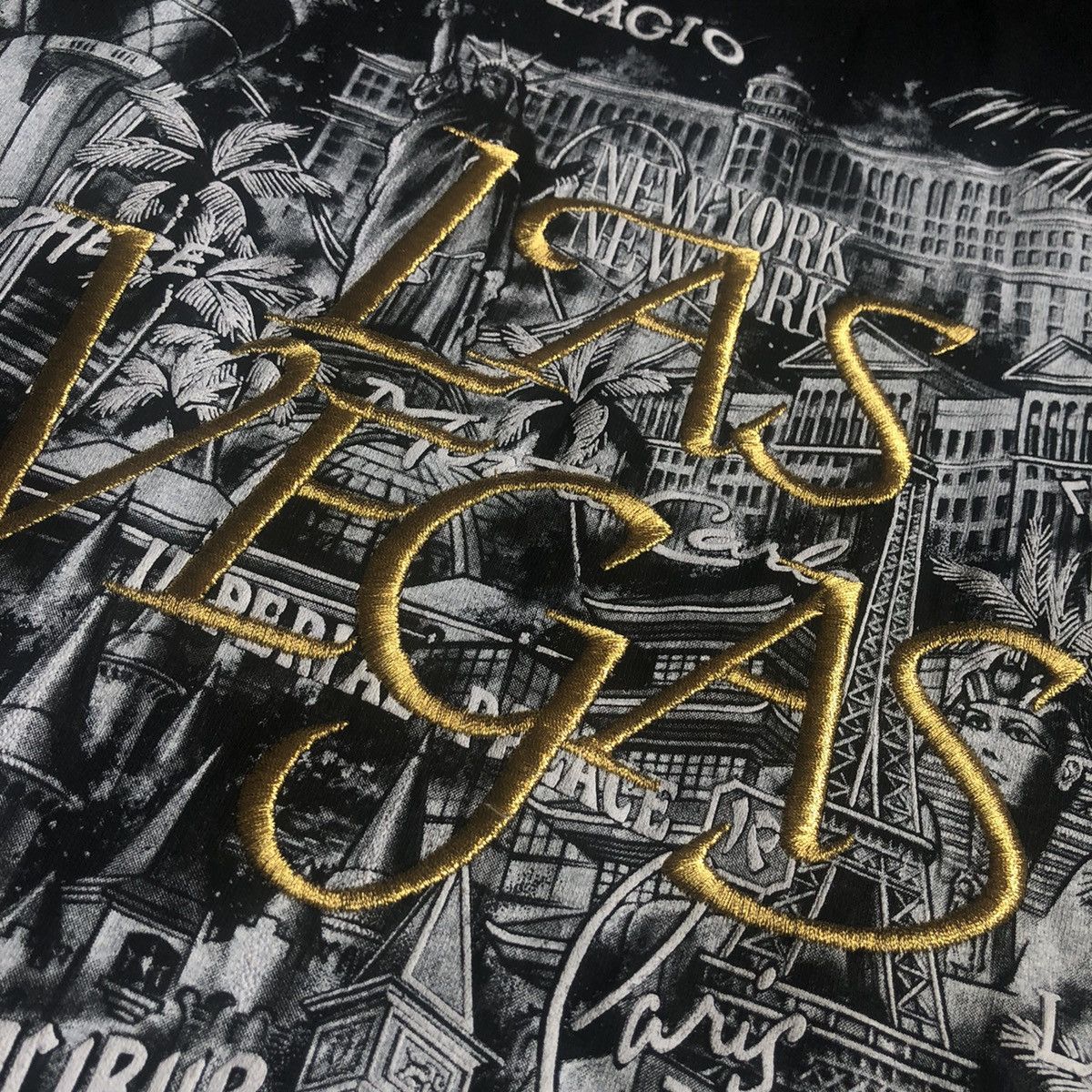 Vintage Vintage 1990s Las Vegas Tourist Attractions Embroidered Tee Size US M / EU 48-50 / 2 - 4 Thumbnail