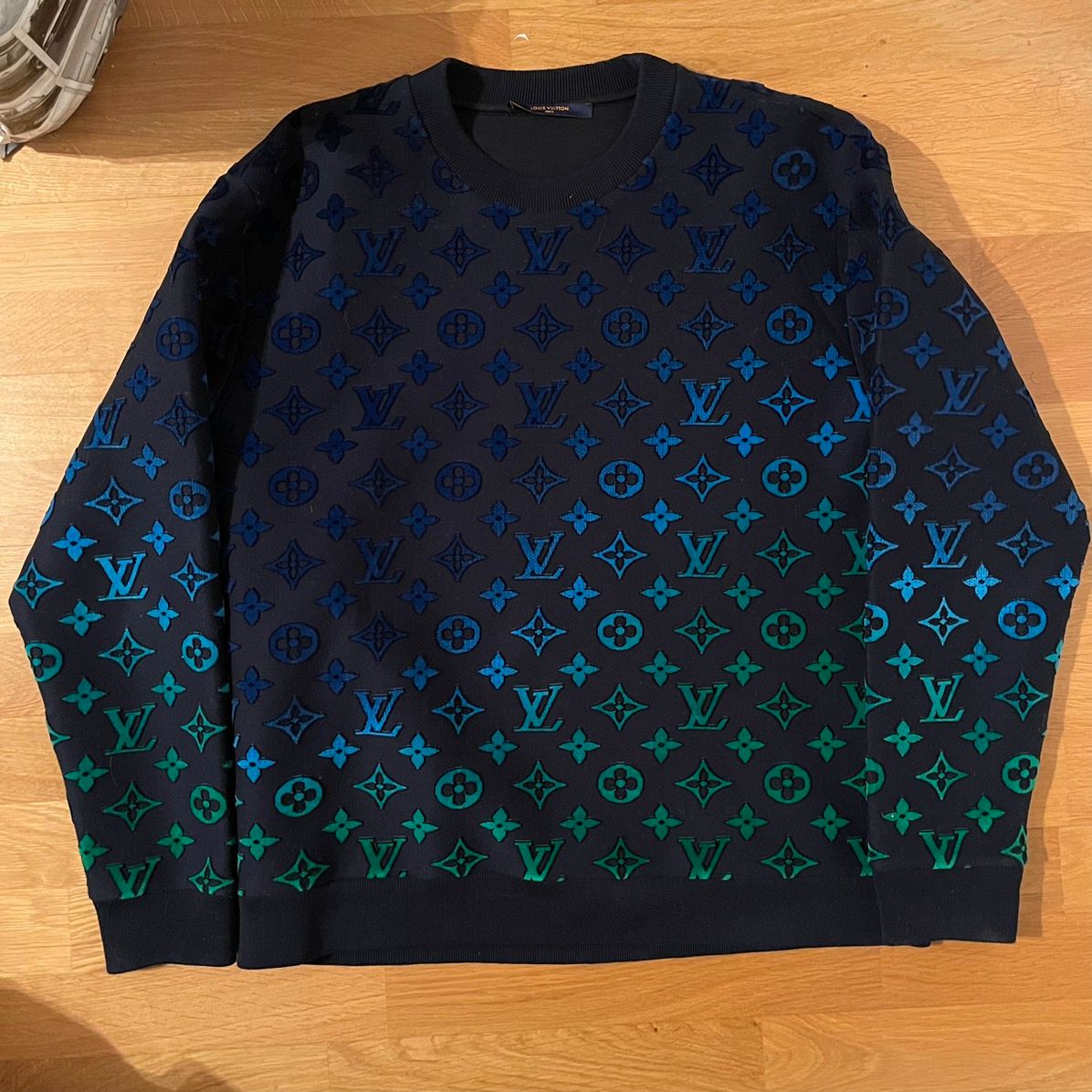 Louis Vuitton Gradient monogram fil coupe sweatshirt, 男裝, 運動