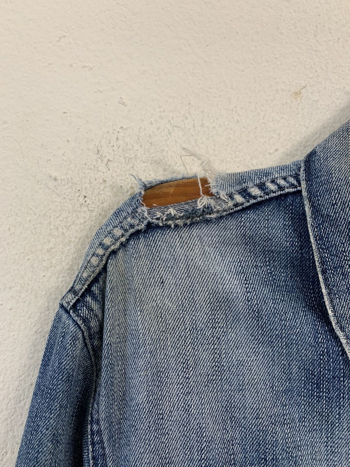 Levi's Vintage Levis Distressed Denim Jacket Size US L / EU 52-54 / 3 - 5 Thumbnail