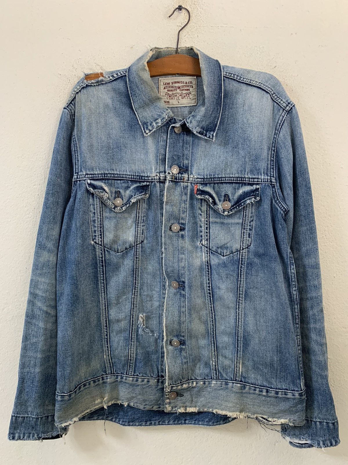 Levi's Vintage Levis Distressed Denim Jacket Size US L / EU 52-54 / 3 - 1 Thumbnail