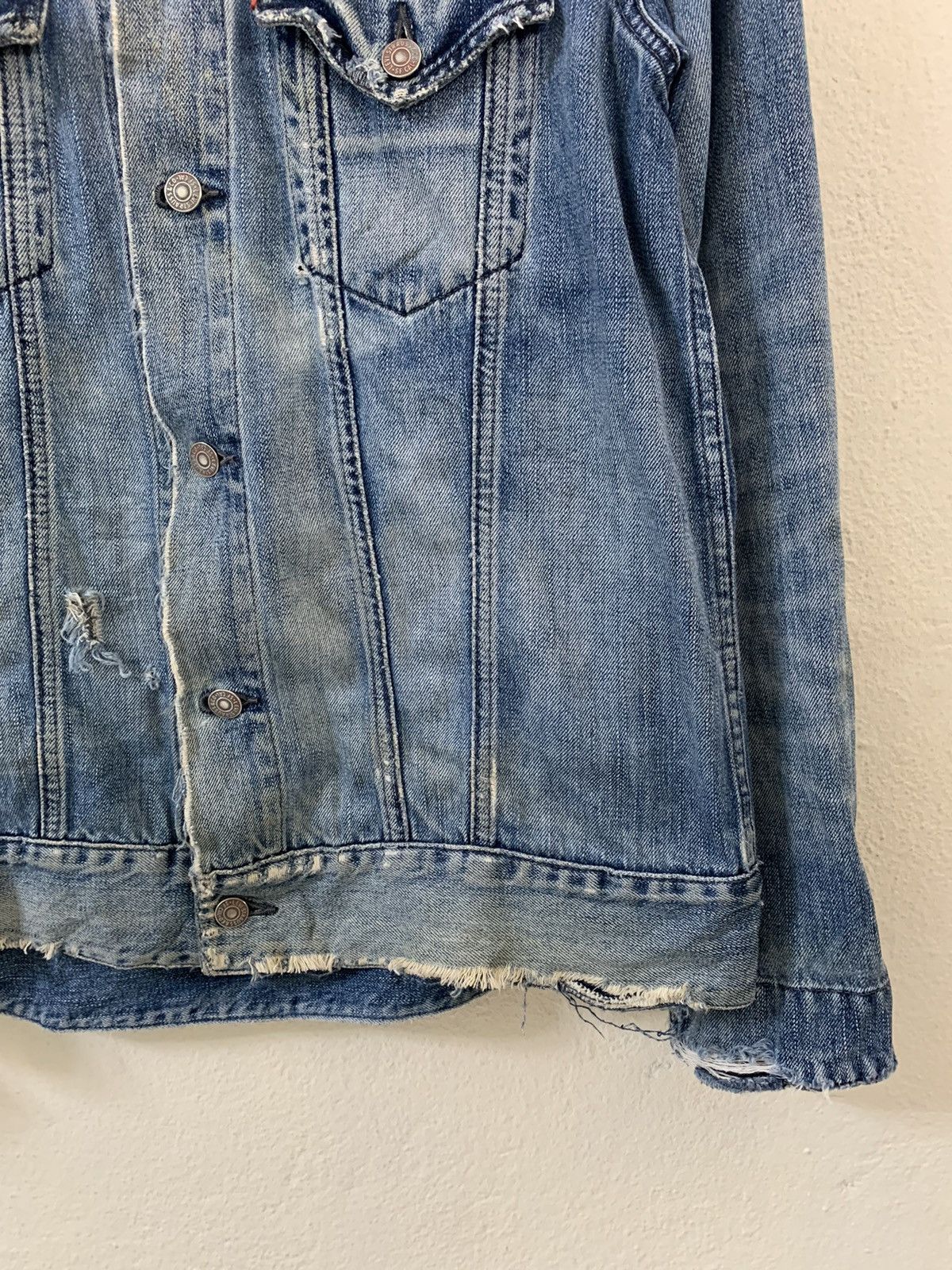 Levi's Vintage Levis Distressed Denim Jacket Size US L / EU 52-54 / 3 - 2 Thumbnail