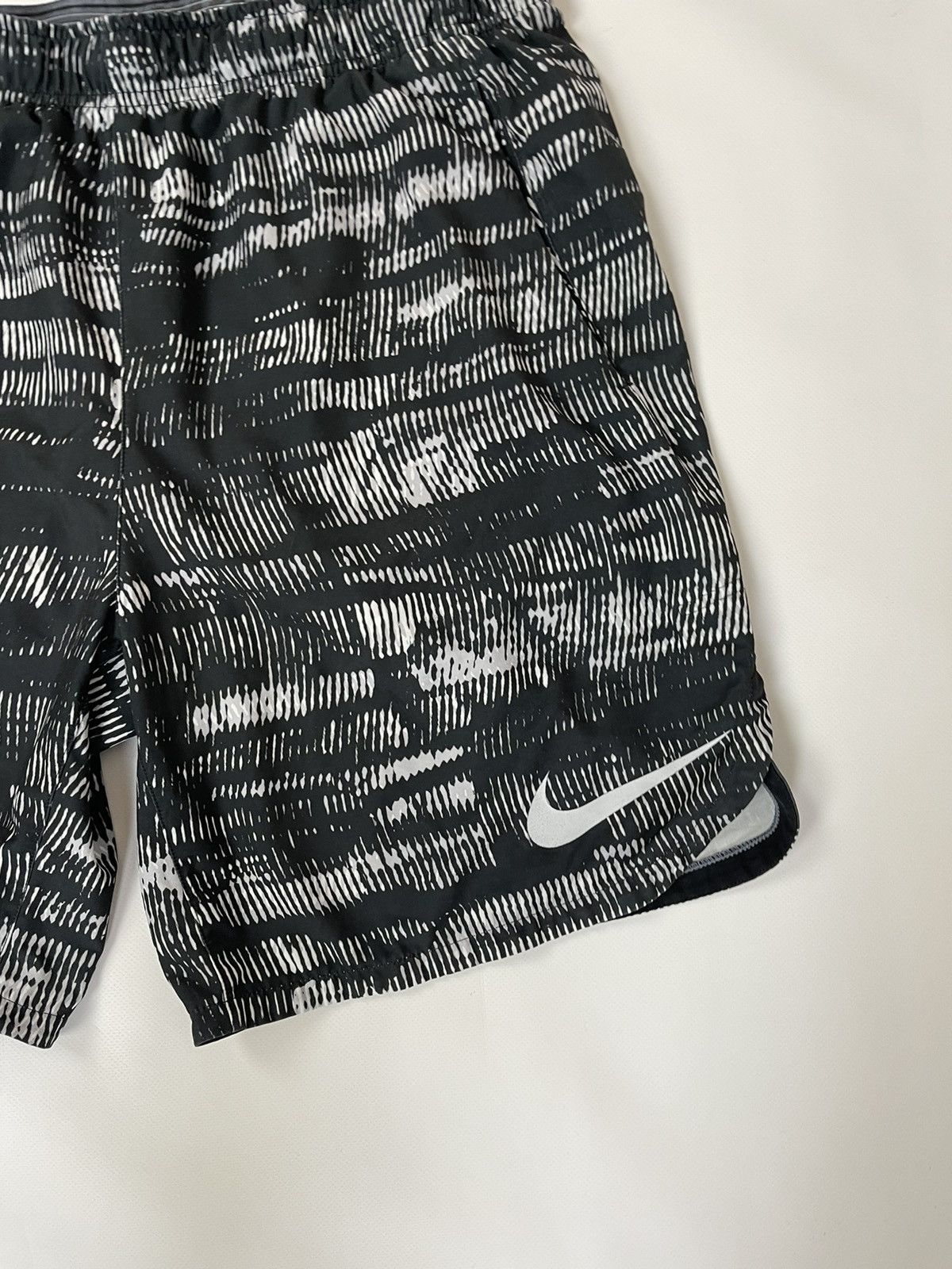 Nike Nike pattern multicolor sportswear shorts Size US 34 / EU 50 - 4 Thumbnail
