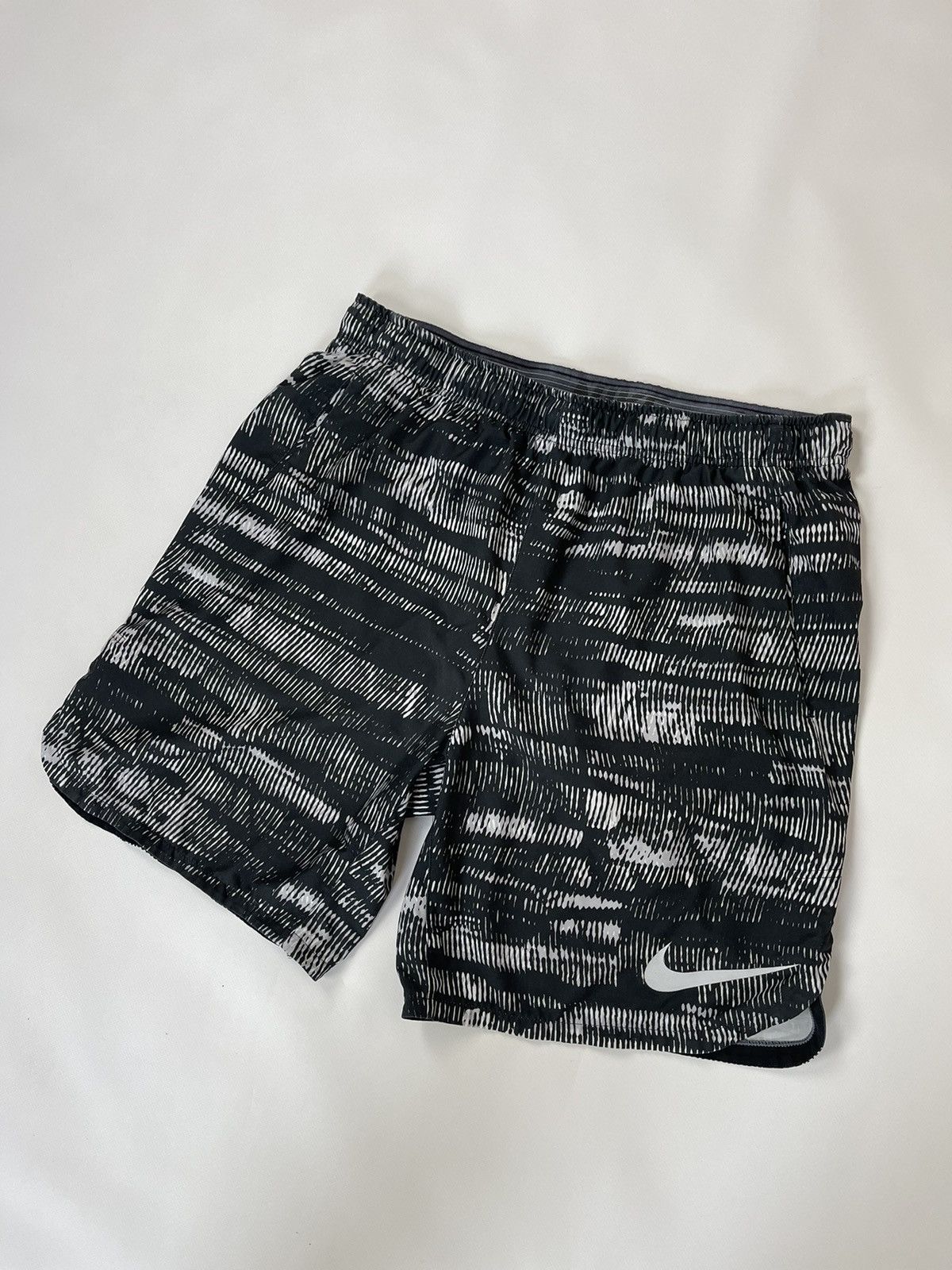 Nike Nike pattern multicolor sportswear shorts Size US 34 / EU 50 - 2 Thumbnail