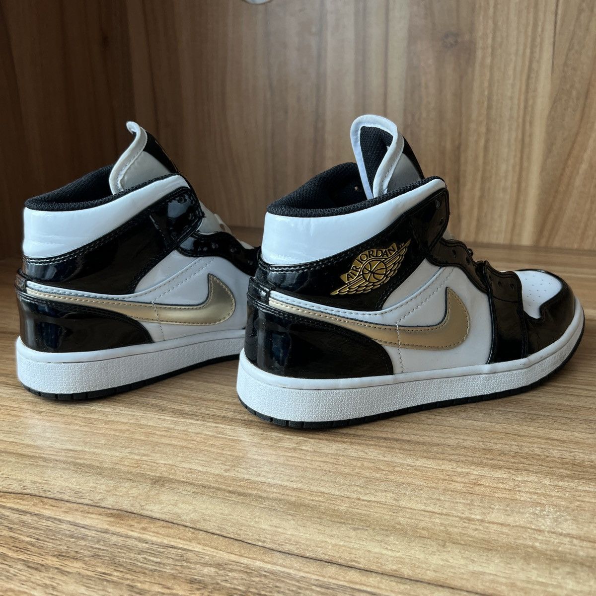 Jordan Brand Air Jordan 1 Mid Patent Black Gold Size US 8 / EU 41 - 4 Thumbnail