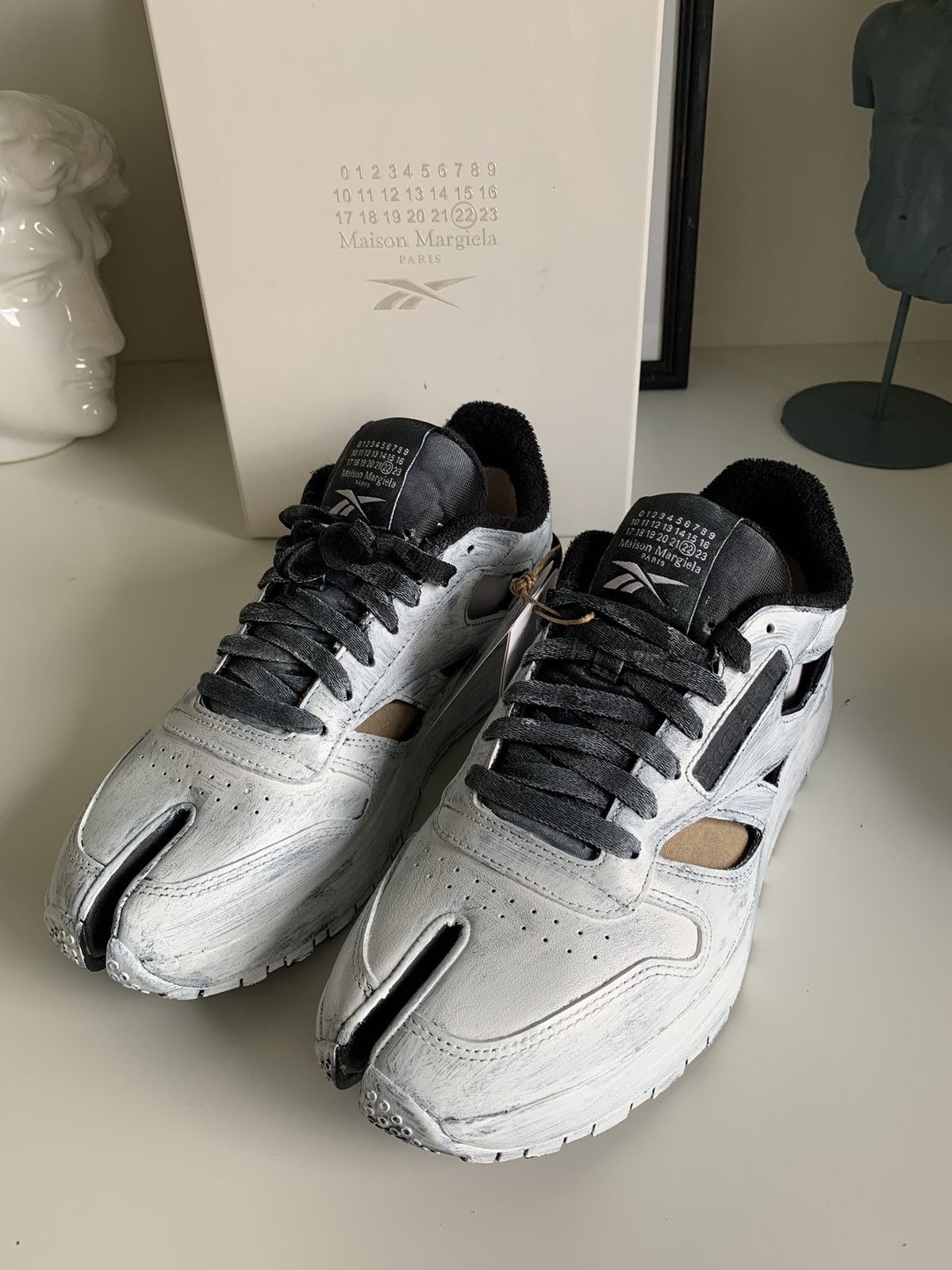 Maison Margiela × Reebok MAISON MARGIELA x Reebok Classic Leather DQ Tabi shoes Size US 9 / EU 42 - 15 Thumbnail