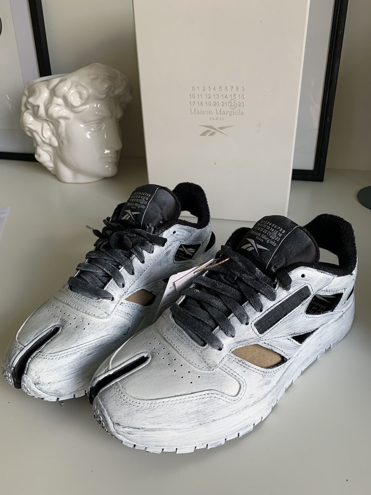 Maison Margiela × Reebok MAISON MARGIELA x Reebok Classic Leather DQ Tabi shoes Size US 9 / EU 42 - 3 Thumbnail