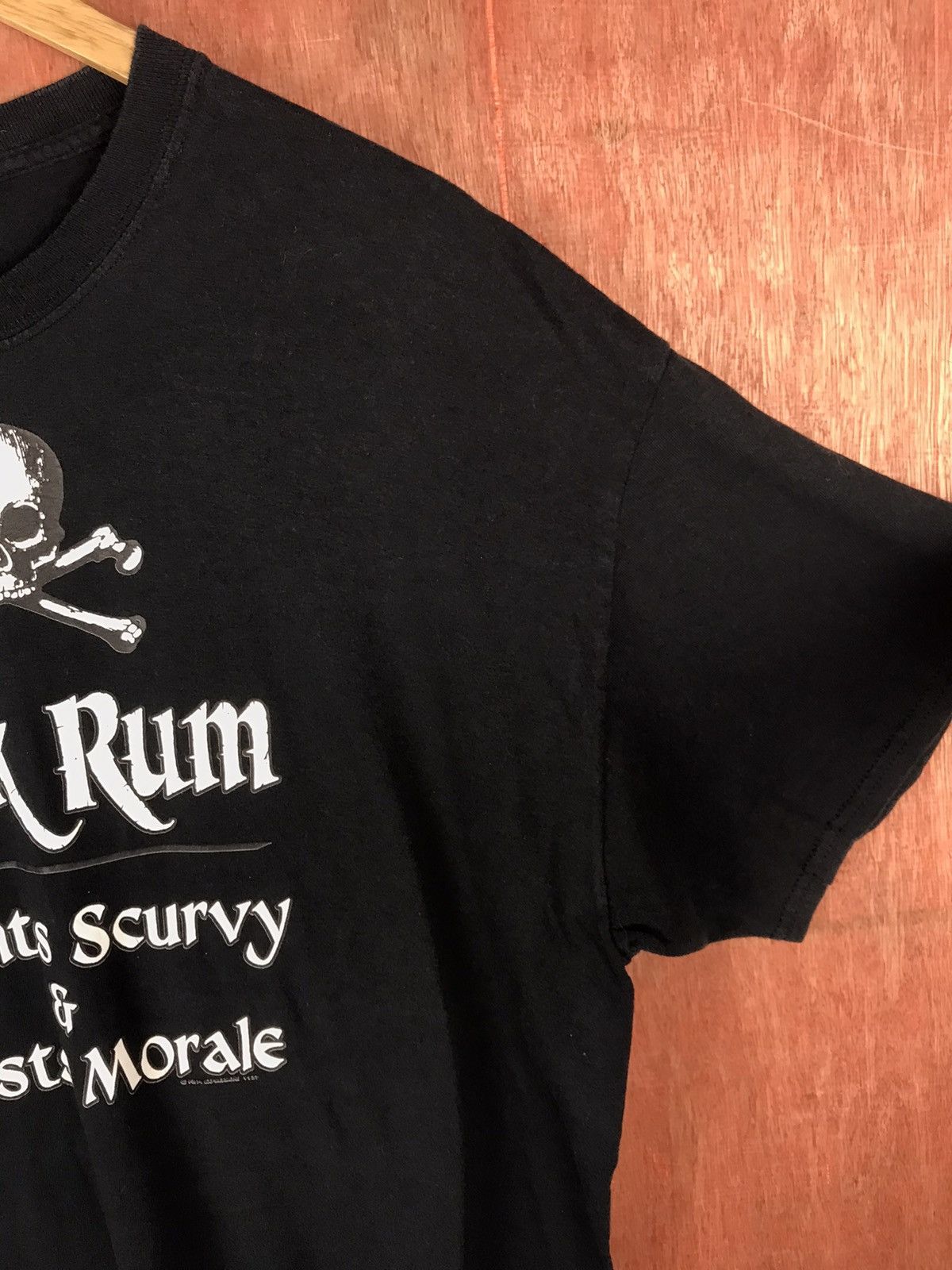 Japanese Brand Gildan Drink Rum Skull T-Shirt #2236 Size US XL / EU 56 / 4 - 4 Thumbnail