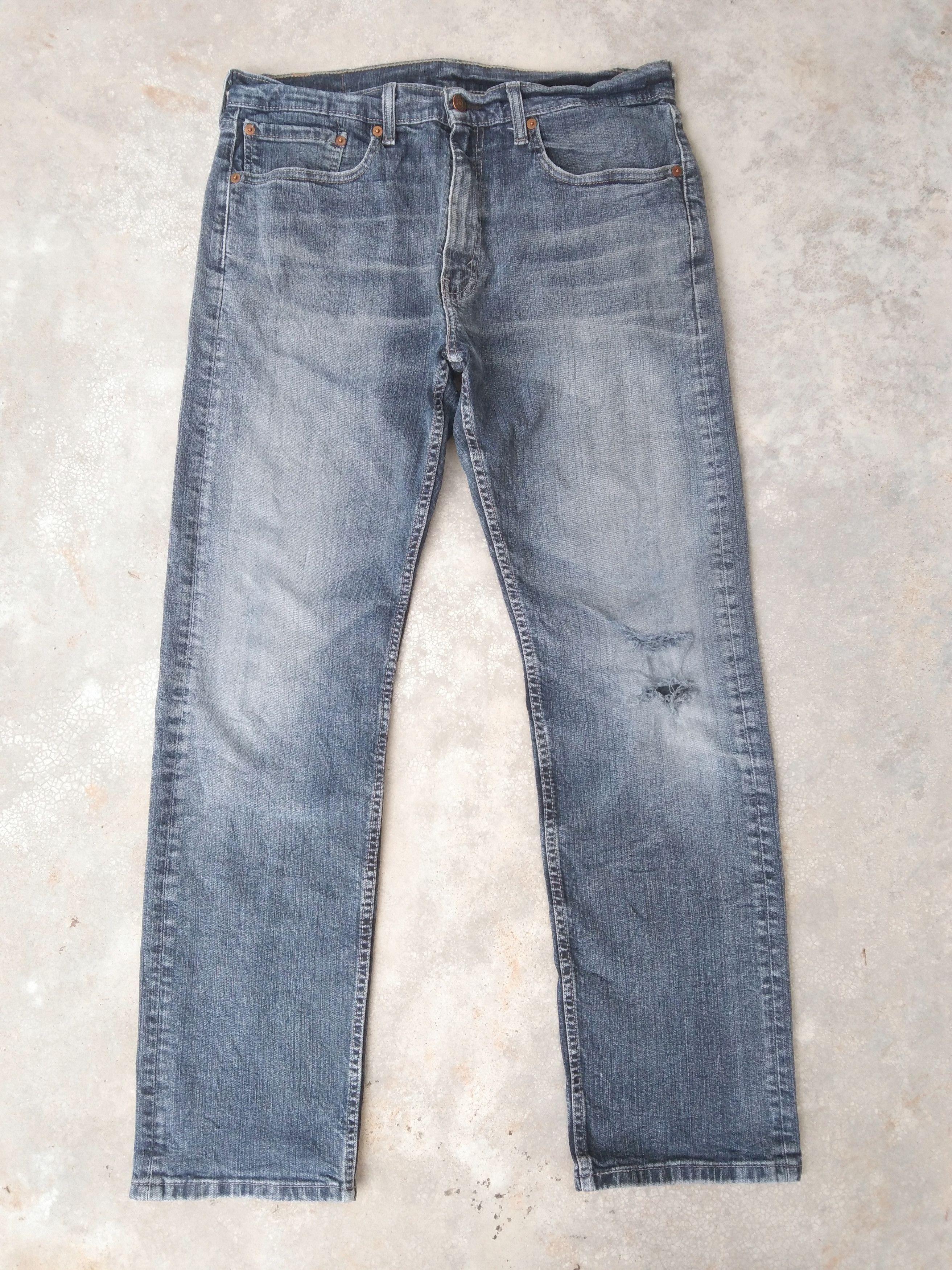 Jean × Levi's × Vintage Vintage Levis 505 Faded Blue Distressed Jeans 34x31 Size US 34 / EU 50 - 1 Thumbnail