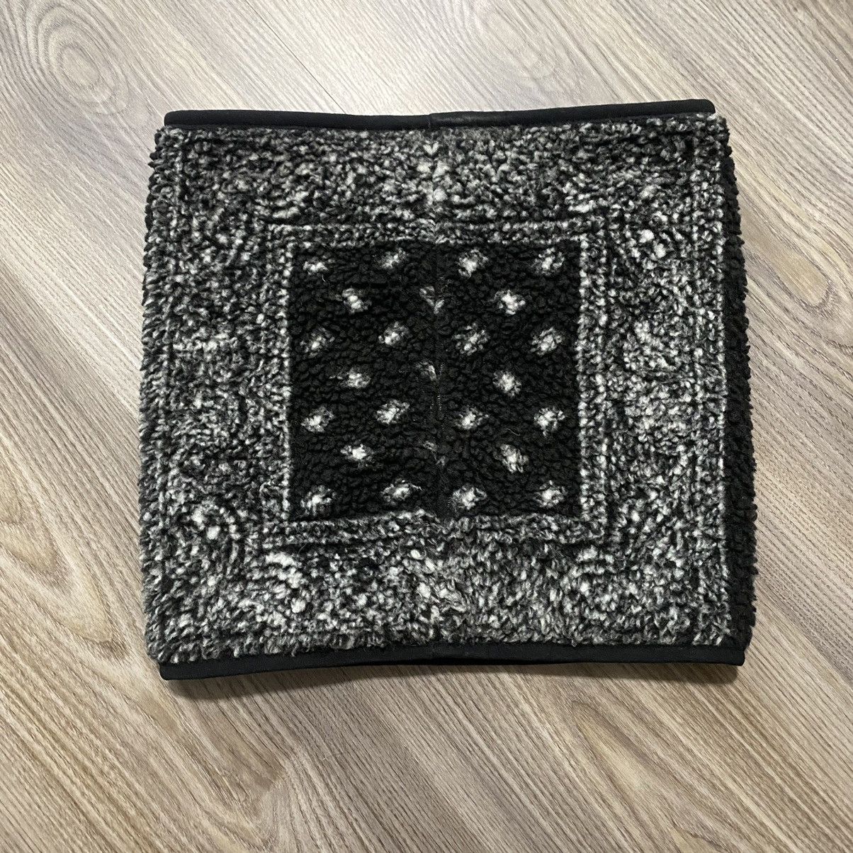 小物 SUPREME BANDANA FLEECE NECK GAITER Supreme Bandana Fleece Neck Gaiter (FW19) - $40