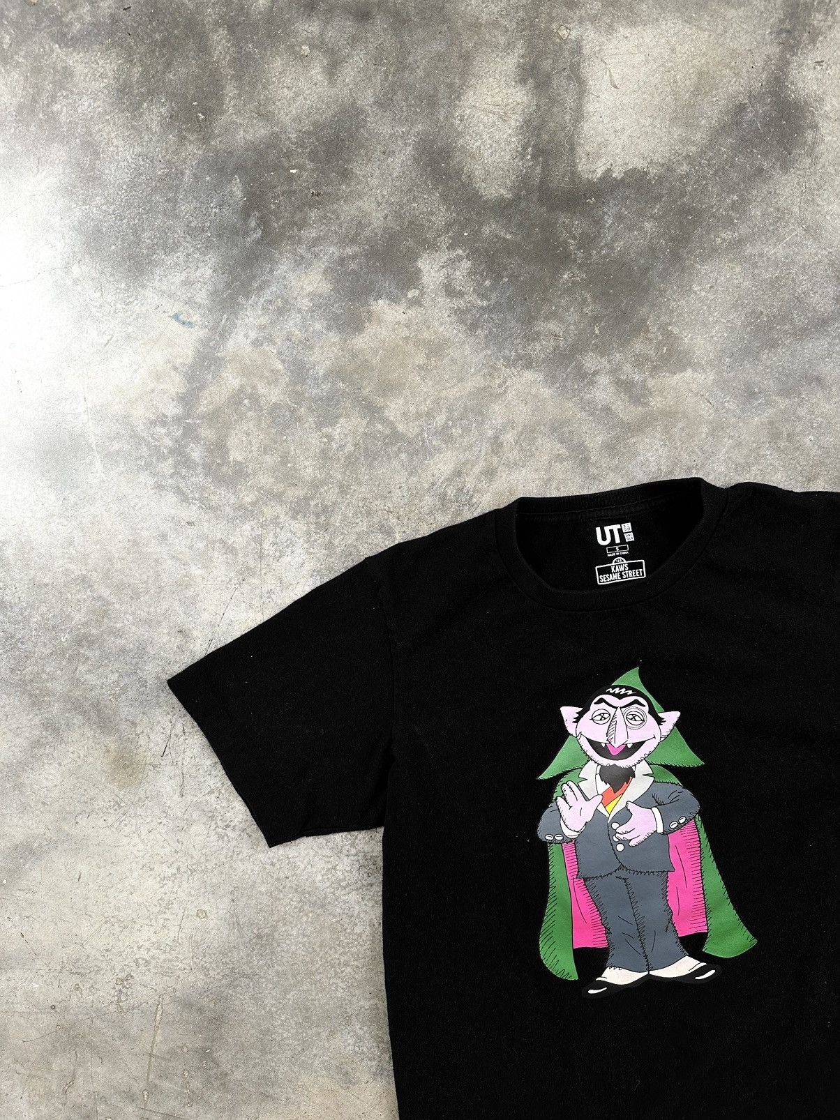 Kaws × Uniqlo Kaws x Uniqlo x Sesame Street Dracula Logo Tee Black Small Size US S / EU 44-46 / 1 - 2 Thumbnail