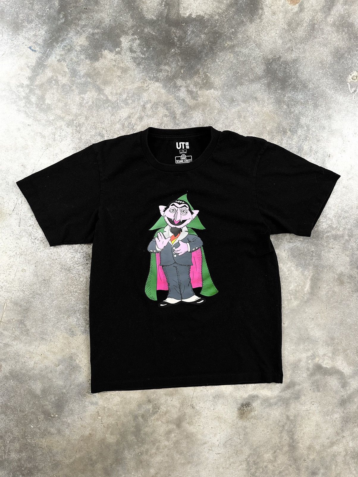 Kaws × Uniqlo Kaws x Uniqlo x Sesame Street Dracula Logo Tee Black Small Size US S / EU 44-46 / 1 - 1 Thumbnail