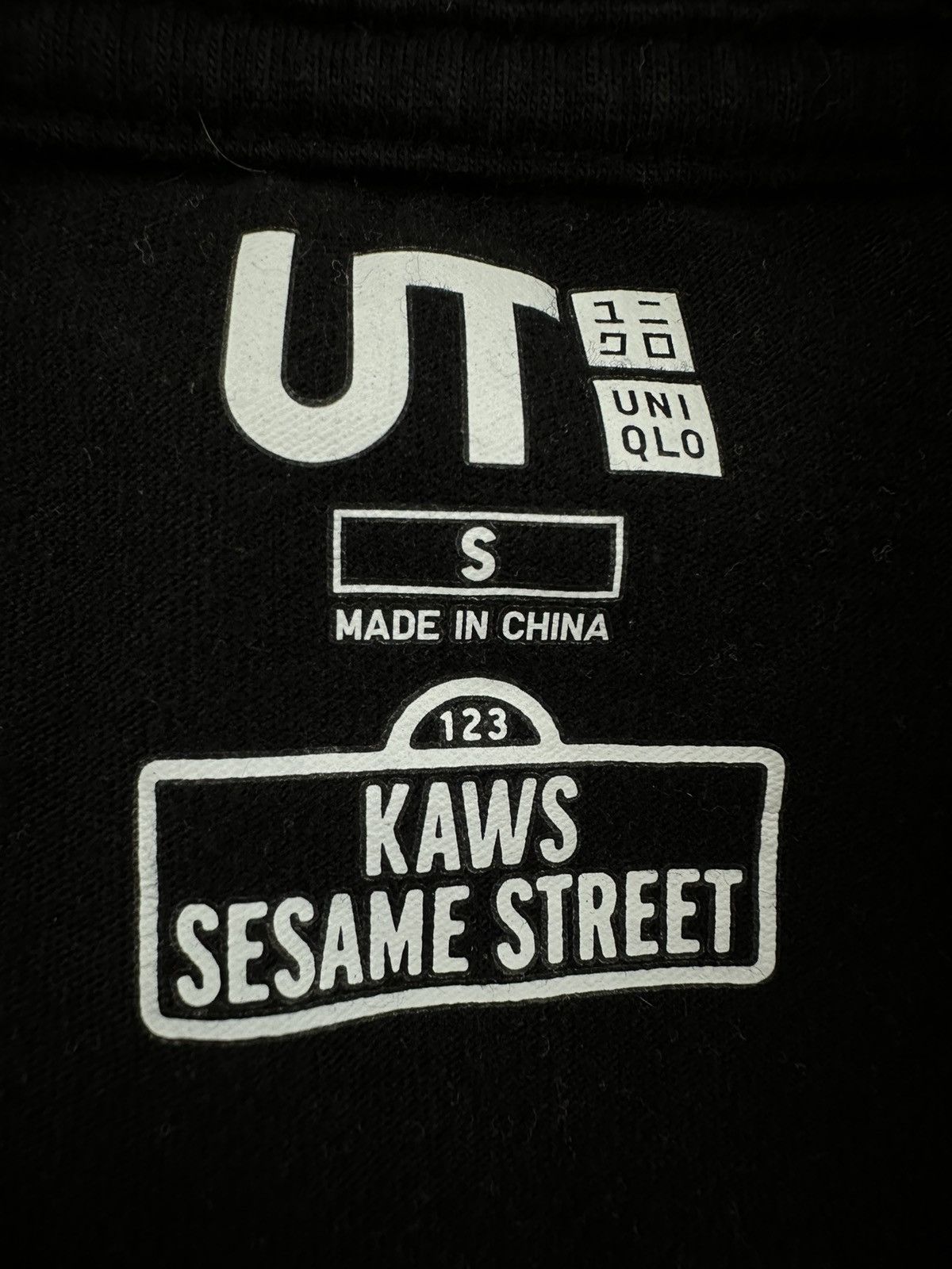 Kaws × Uniqlo Kaws x Uniqlo x Sesame Street Dracula Logo Tee Black Small Size US S / EU 44-46 / 1 - 4 Thumbnail