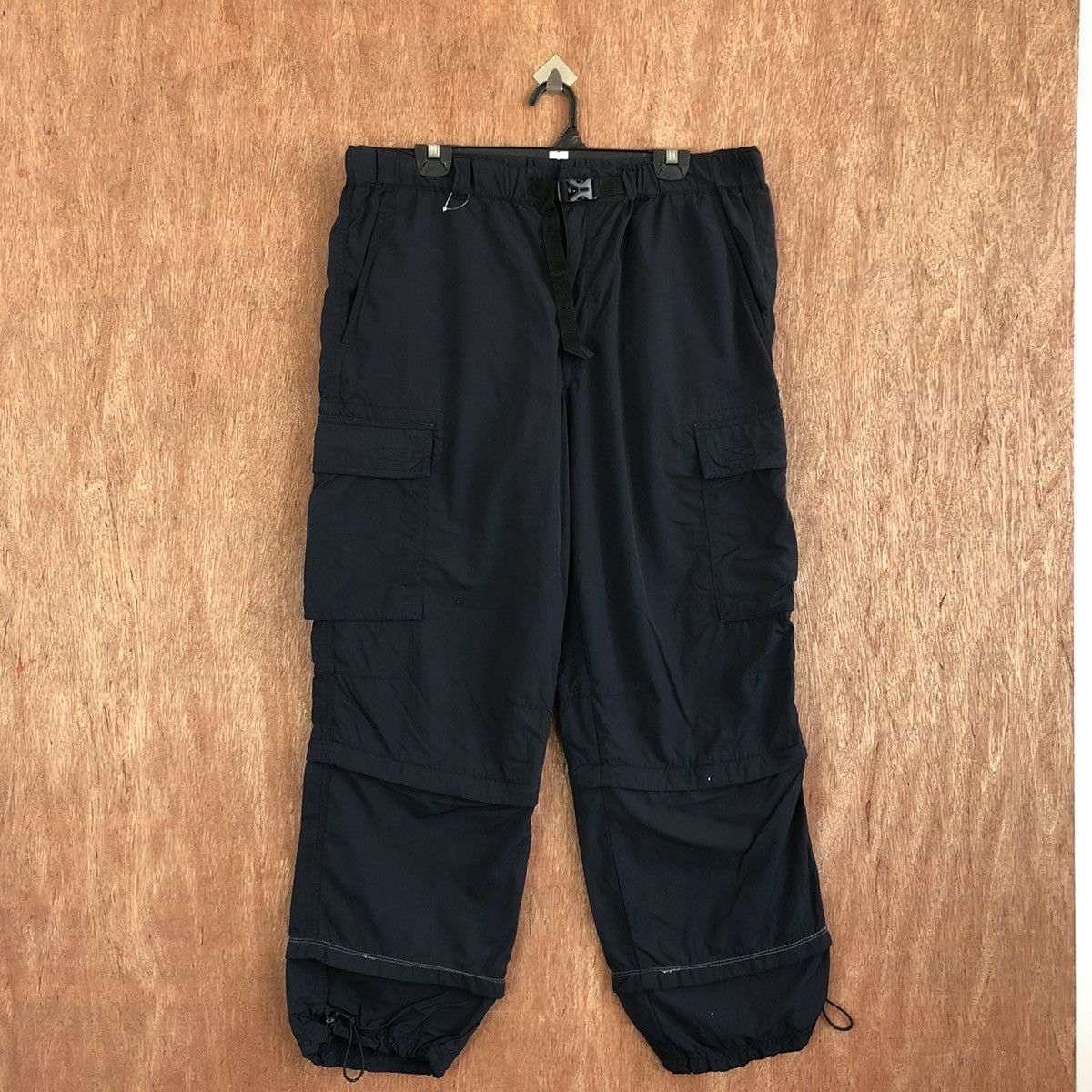 image of Vintage Uniqlo Black Multipocket Tactical Cargo Pants C1129, Men's (Size 32)