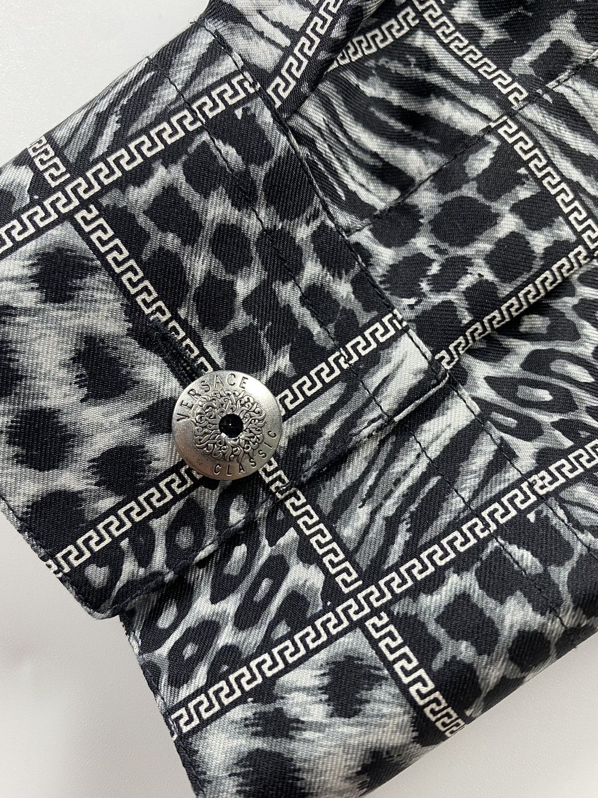 Versace Versace Leopard Print Silk Shirt Size US L / EU 52-54 / 3 - 6 Thumbnail