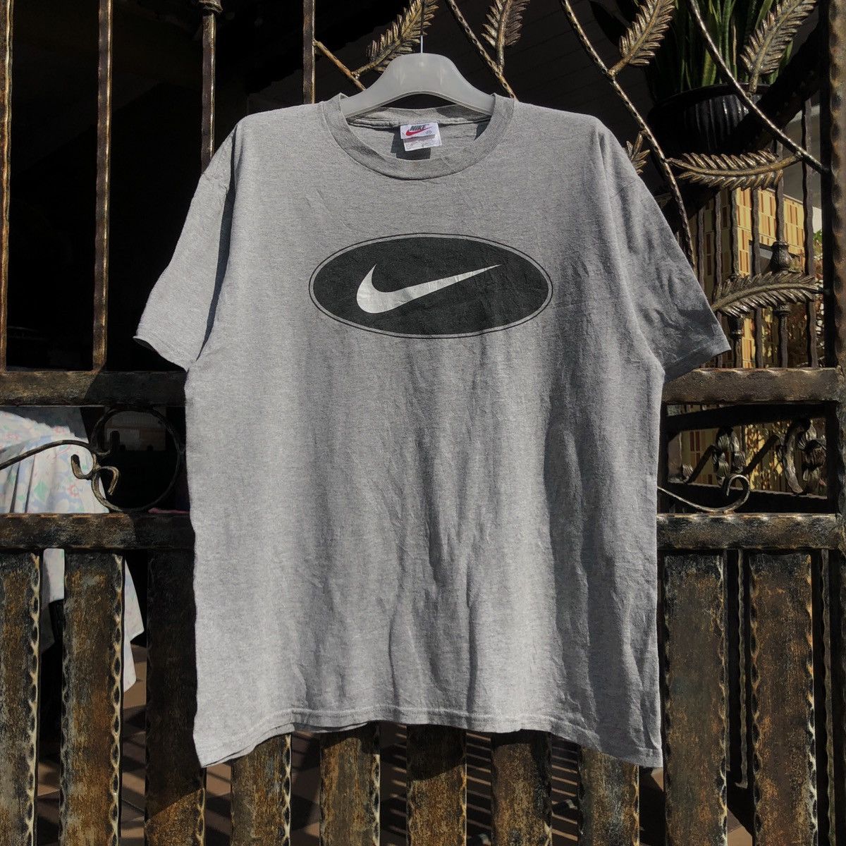 Nike Vintage 90s Nike Oval Swoosh Center Tshirt Size US L / EU 52-54 / 3 - 1 Thumbnail