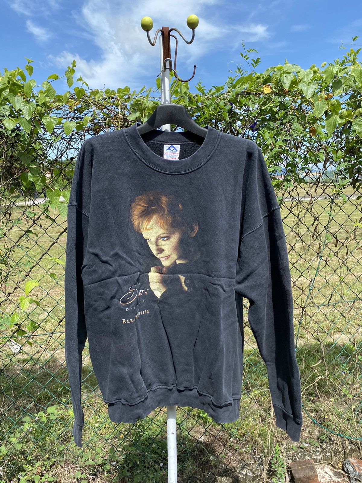 Band Tees The Singer’s D.A.I.R.Y Starring REBA MCENTIRE Sweatshirts Size US XL / EU 56 / 4 - 1 Thumbnail
