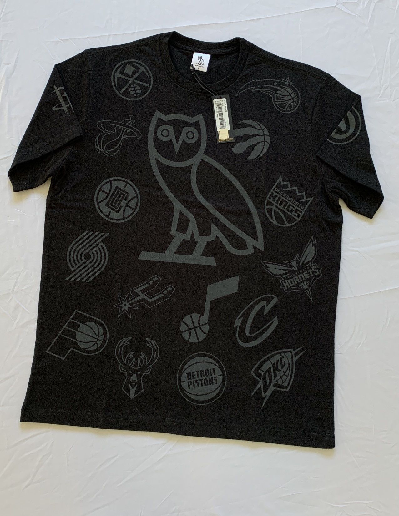 Drake OVO X NBA TEAM ICONS OG OWL T-SHIRT TEE 2022 Size US L / EU 52-54 / 3 - 4 Thumbnail