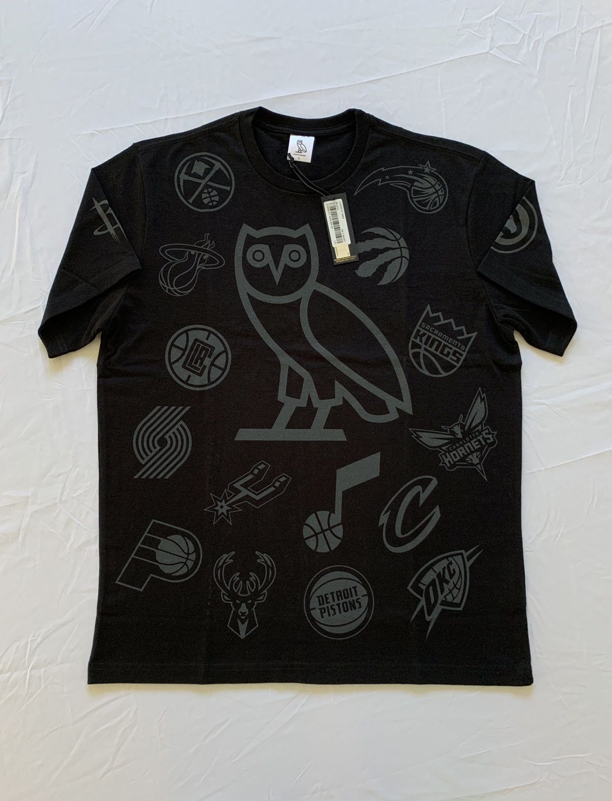 Drake OVO X NBA TEAM ICONS OG OWL T-SHIRT TEE 2022 Size US L / EU 52-54 / 3 - 1 Thumbnail