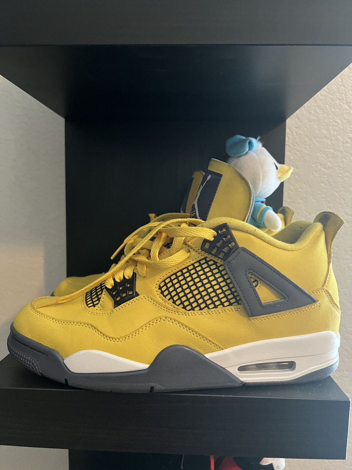 retail jordan 4 lightning