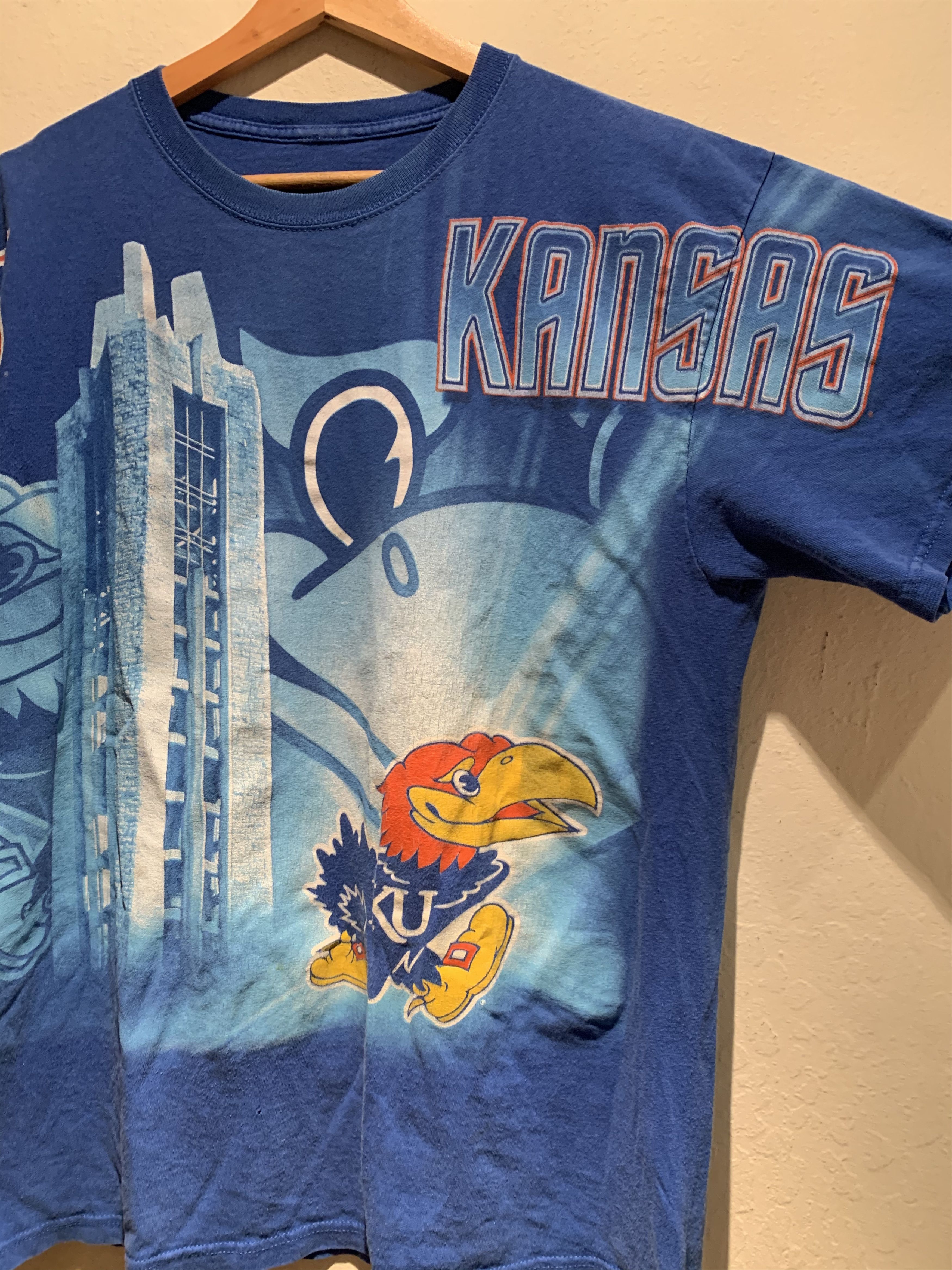 Vintage *RARE* Vintage Kansas KU Jayhawks All-Over Print T-Shirt Size US L / EU 52-54 / 3 - 4 Thumbnail