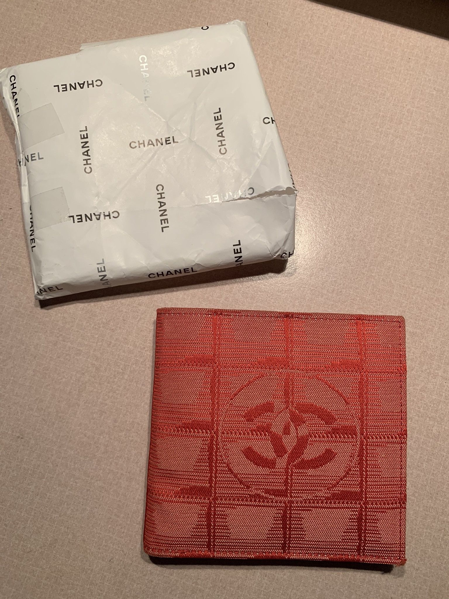 Chanel × Designer × Vintage *RARE* Vintage Chanel Bifold Wallet W/ Snap Pouch Size ONE SIZE - 1 Thumbnail