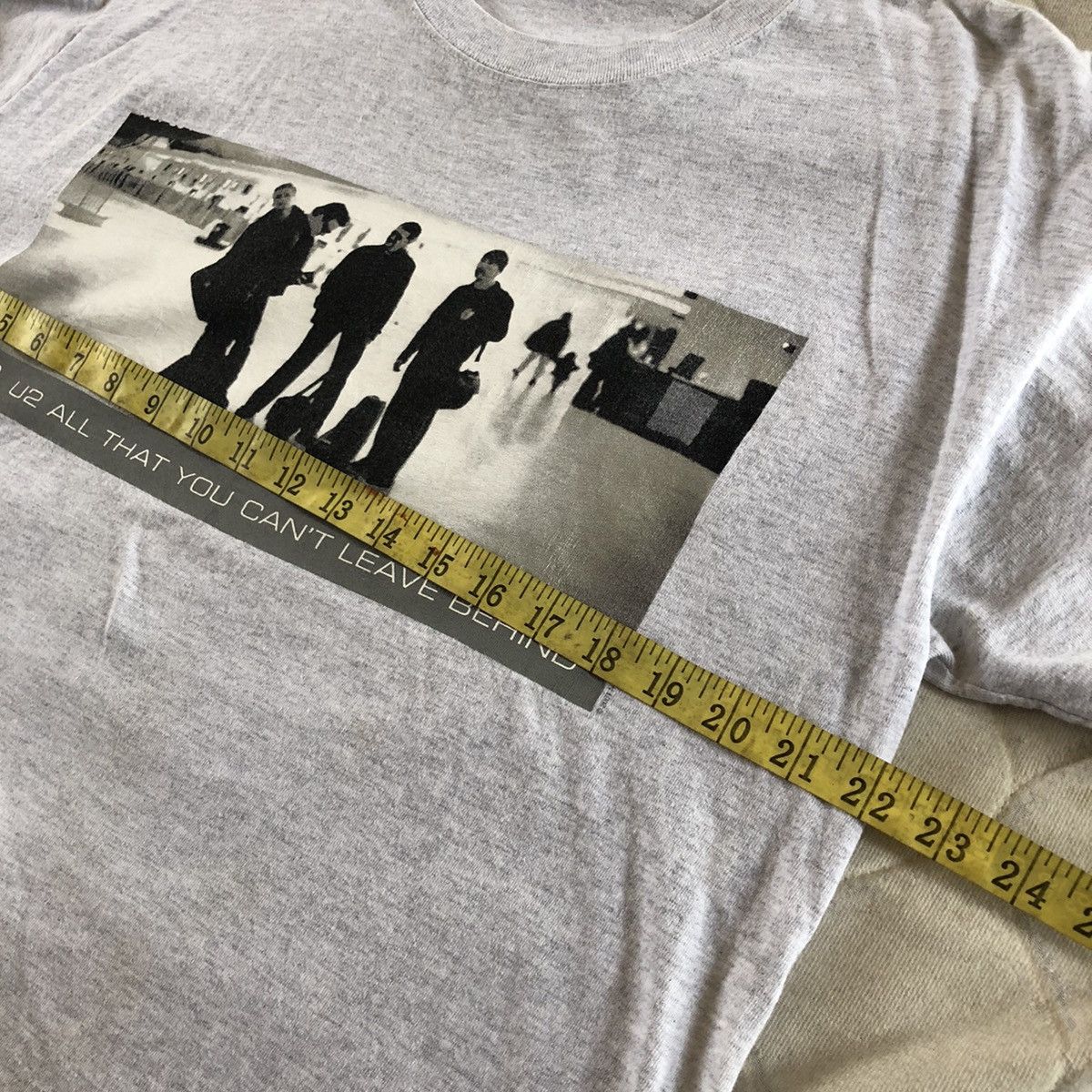 Band Tees × Vintage Vintage 2001 U2 All That You Can't Leave Behind Album Tee Size US L / EU 52-54 / 3 - 4 Thumbnail