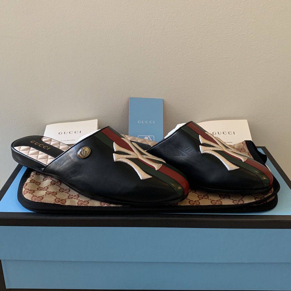 Gucci new york yankees slippers 2025