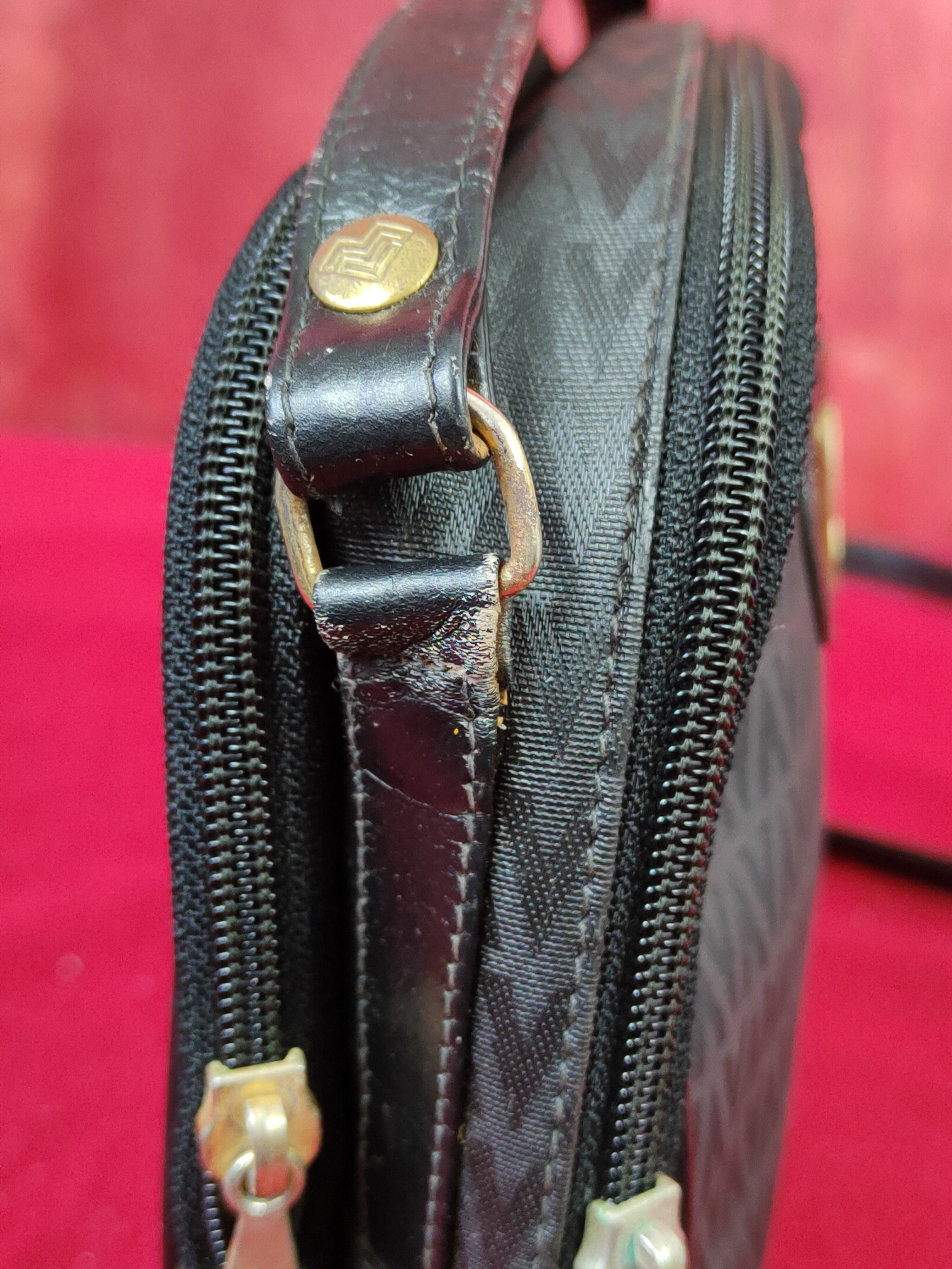 Japanese Brand Mario Valentino Black Crossbody sling Bag #SB043 Size ONE SIZE - 14 Thumbnail