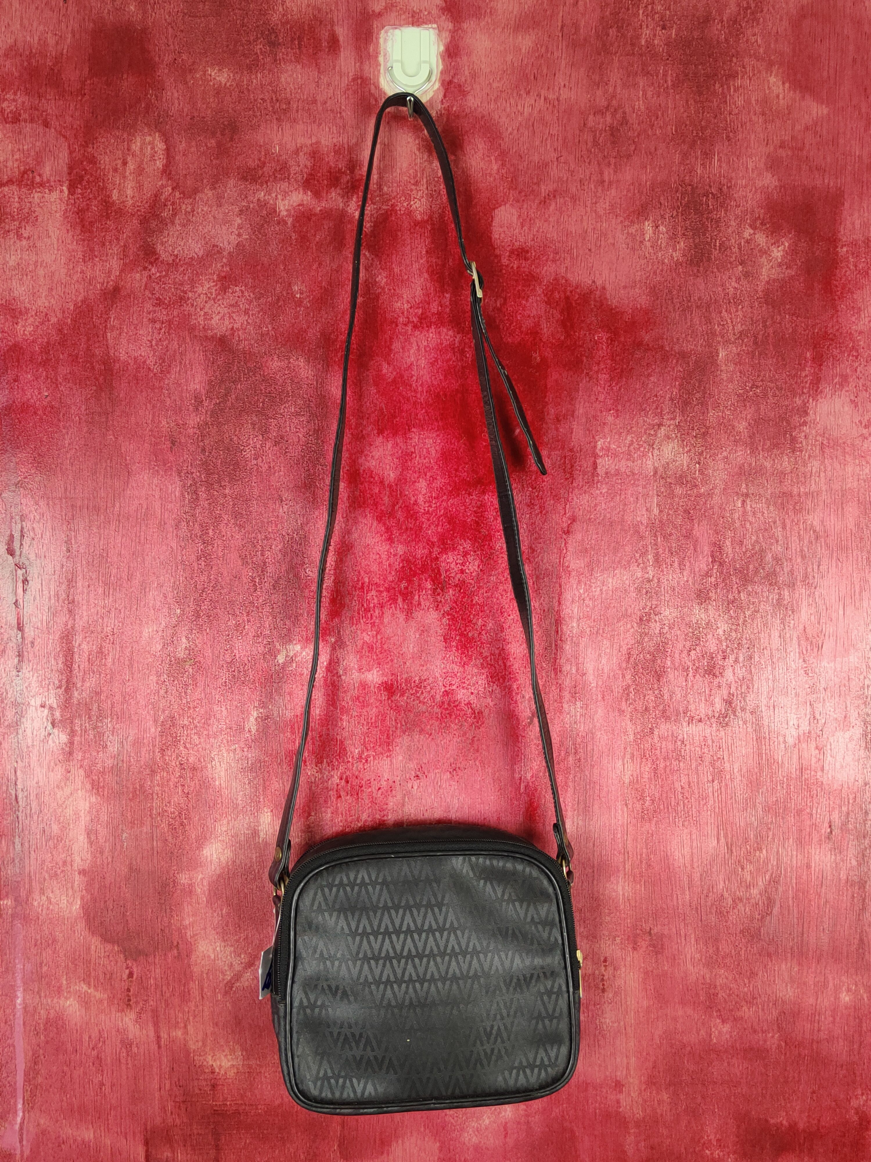Japanese Brand Mario Valentino Black Crossbody sling Bag #SB043 Size ONE SIZE - 2 Thumbnail